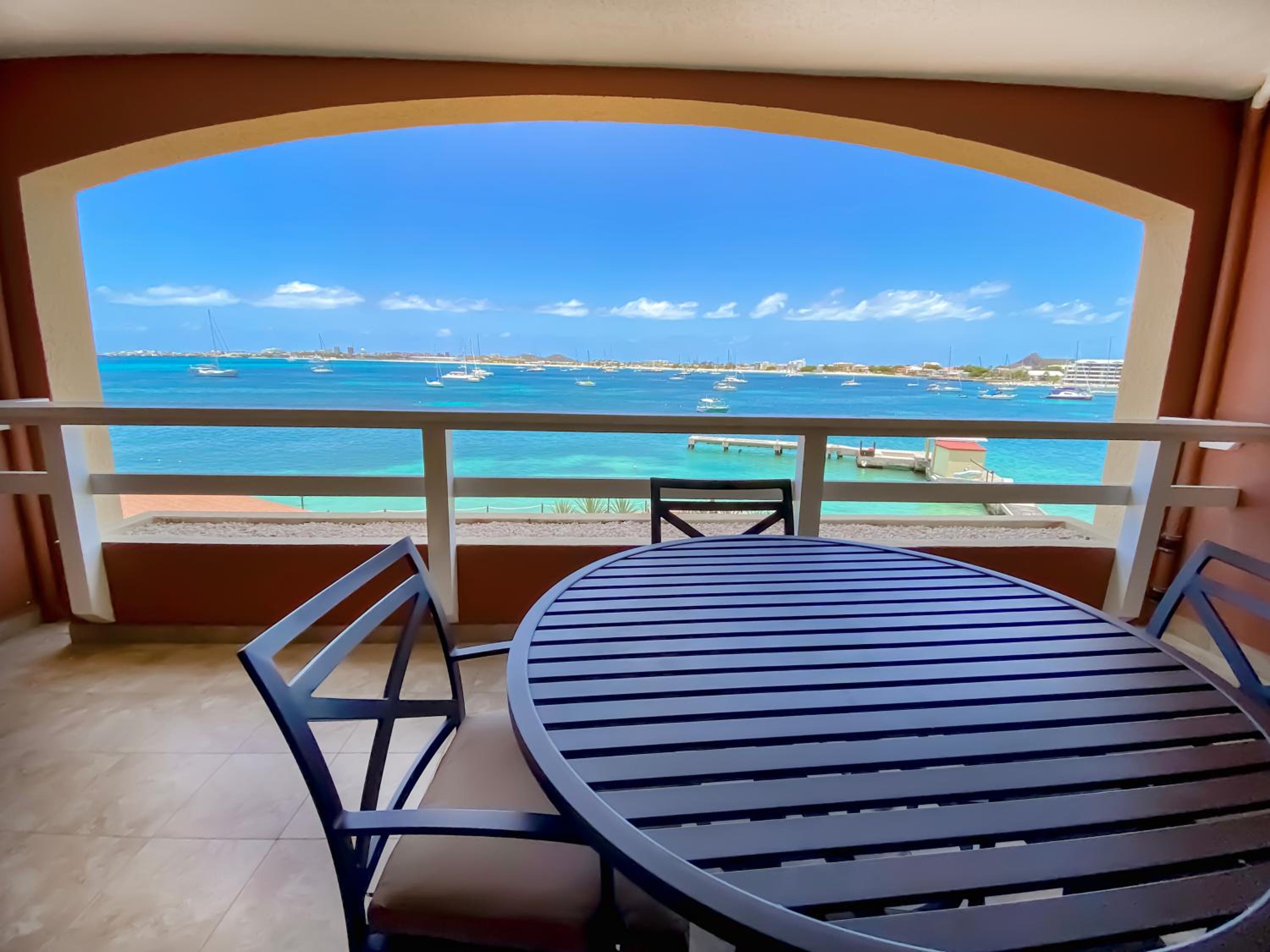 Deluxe One-Bedroom Suite - Ocean Front with Fully Equipped Kitchen