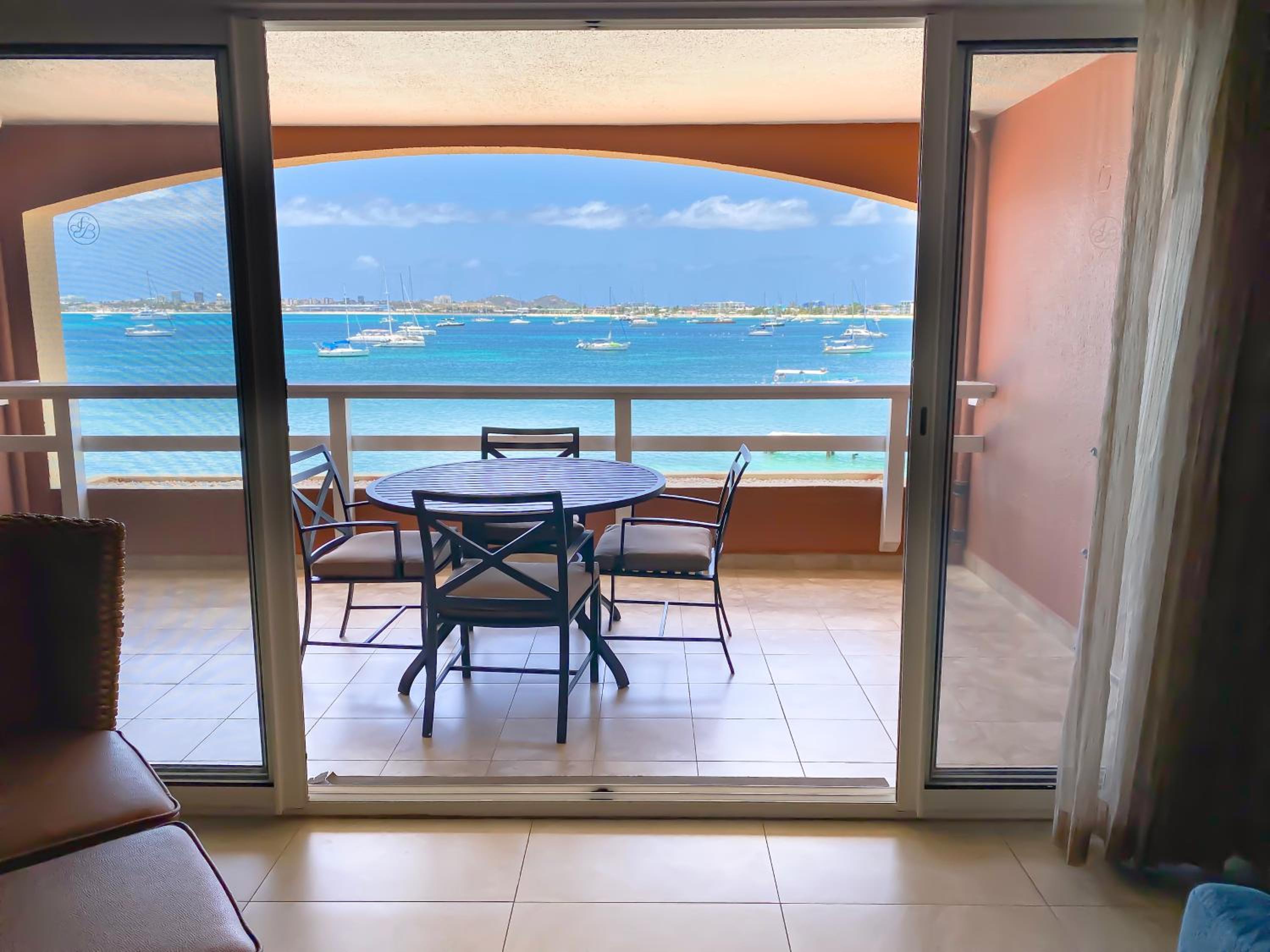Deluxe One-Bedroom Suite - Ocean Front with Fully Equipped Kitchen