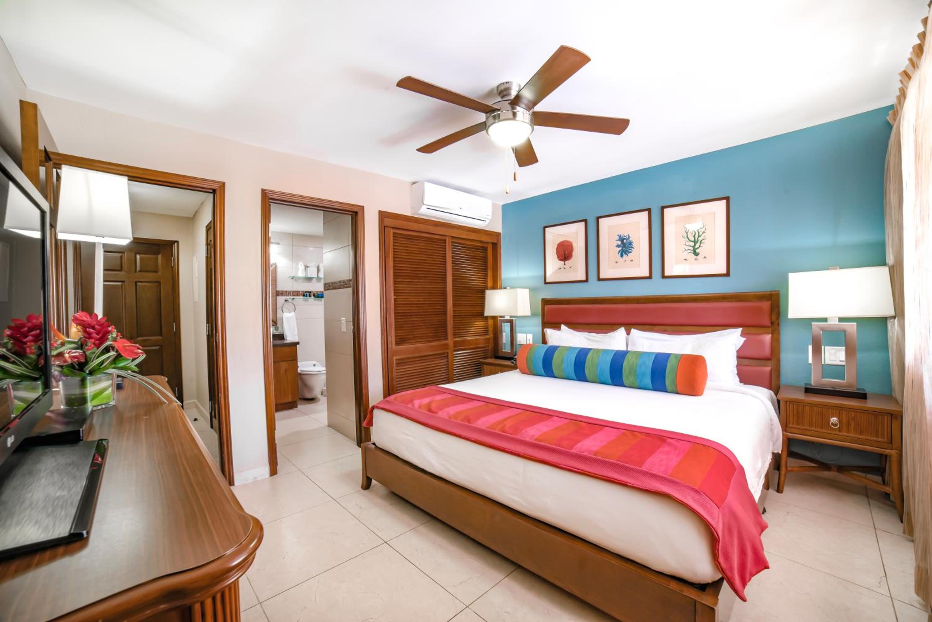 Deluxe One-Bedroom Suite - Ocean Front with Fully Equipped Kitchen