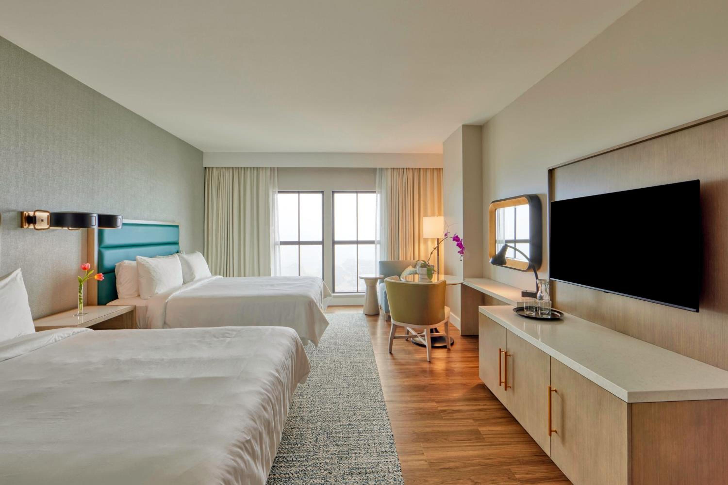 Queen Room with two Queen Beds and Bay View - Photo 1
