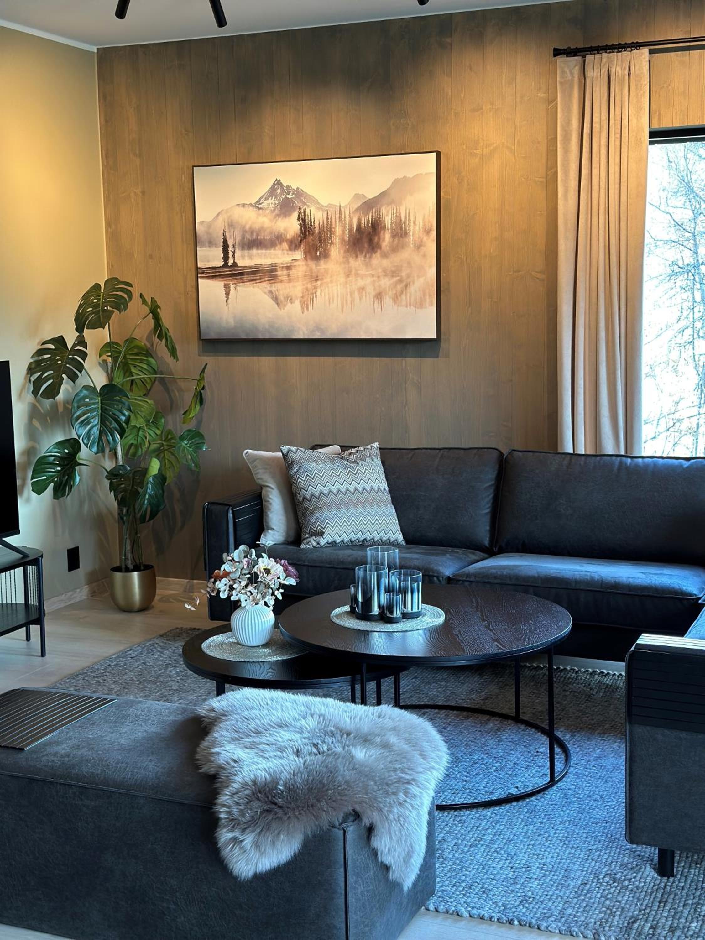 Three-Bedroom Apartment With Balcony photo 2