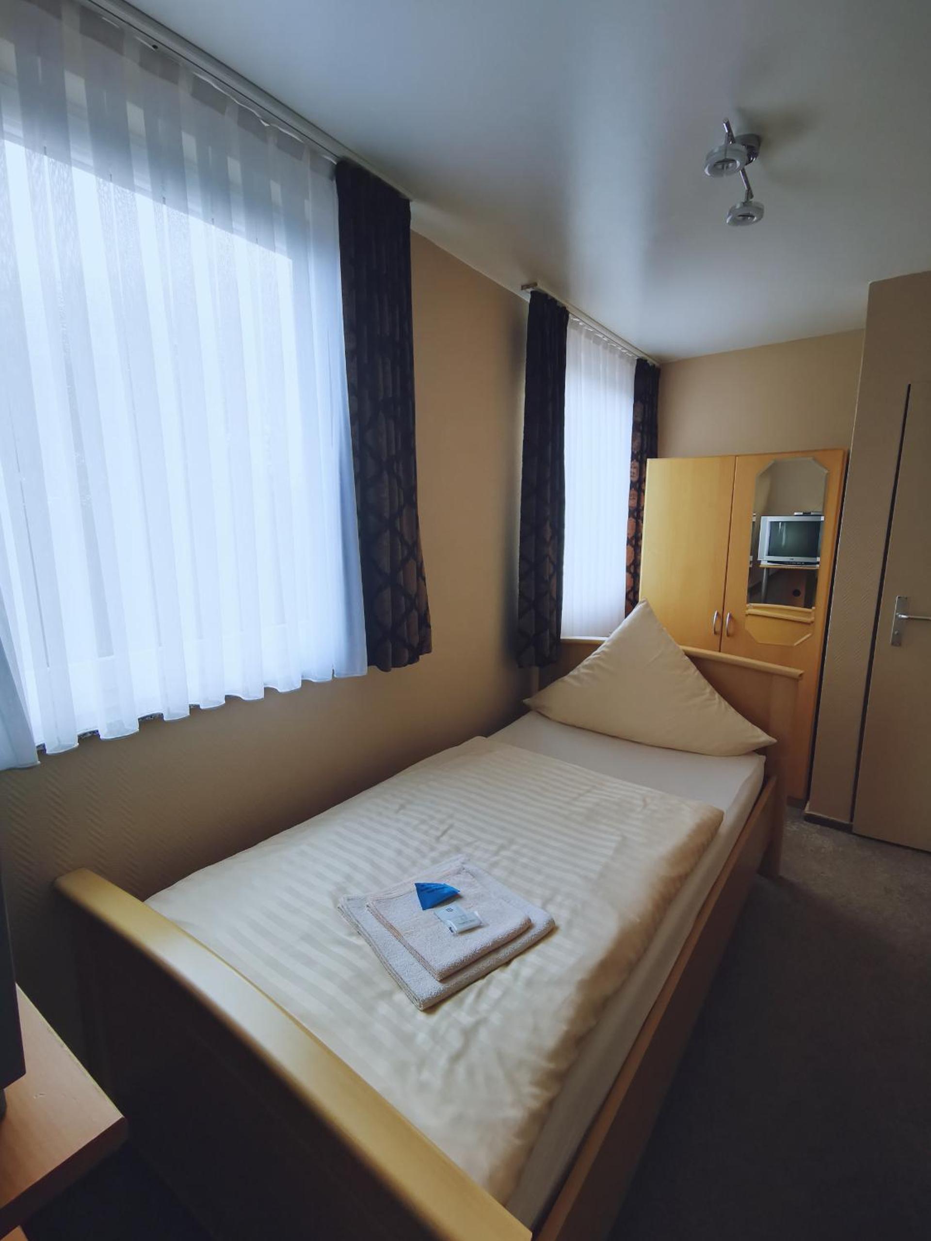 Single Room with Bathroom photo 2