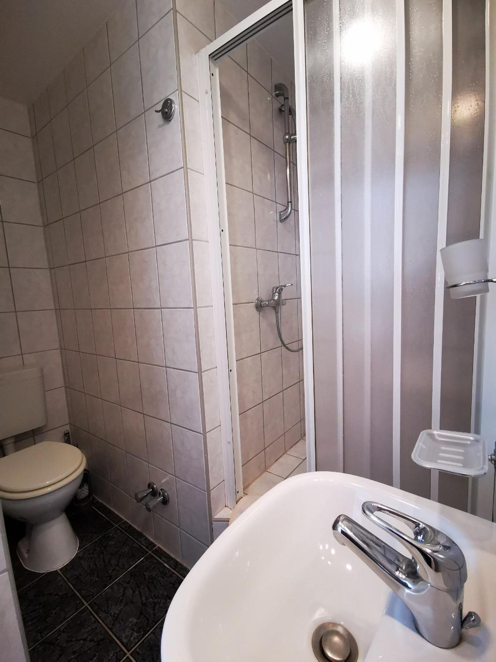 Single Room with Bathroom photo 3