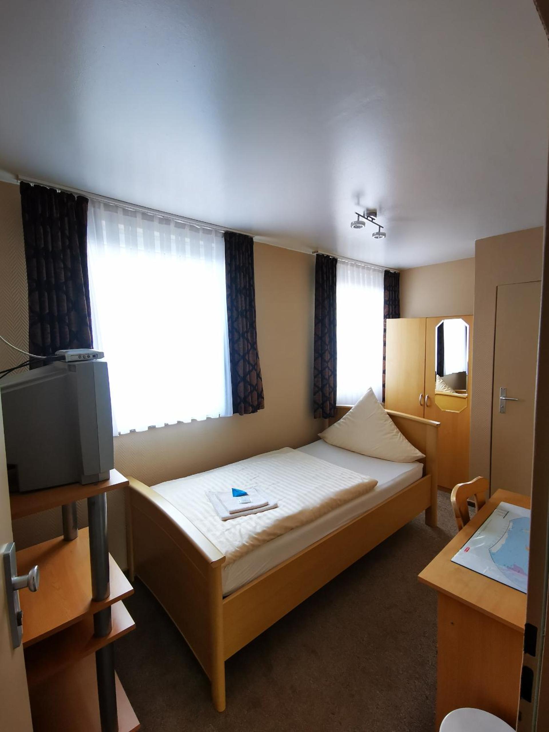 Single Room with Bathroom photo 1
