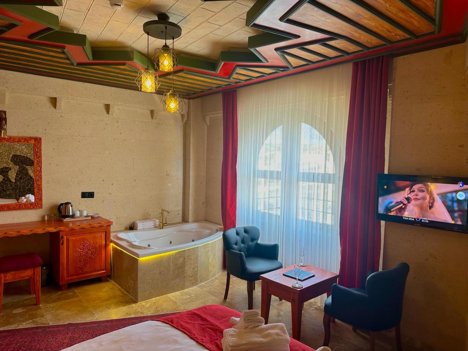 Triple Room with Balcony - Photo 13