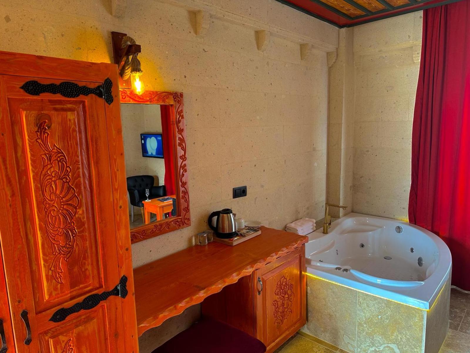 Triple Room with Balcony - Photo 11