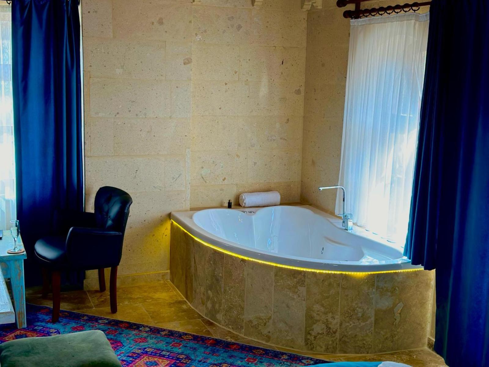 Triple Room with Balcony - Photo 26