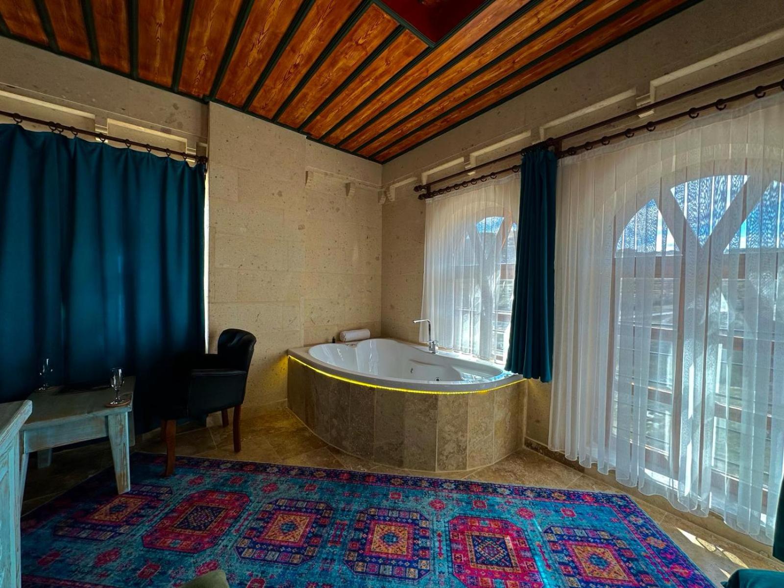 Triple Room with Balcony - Photo 24