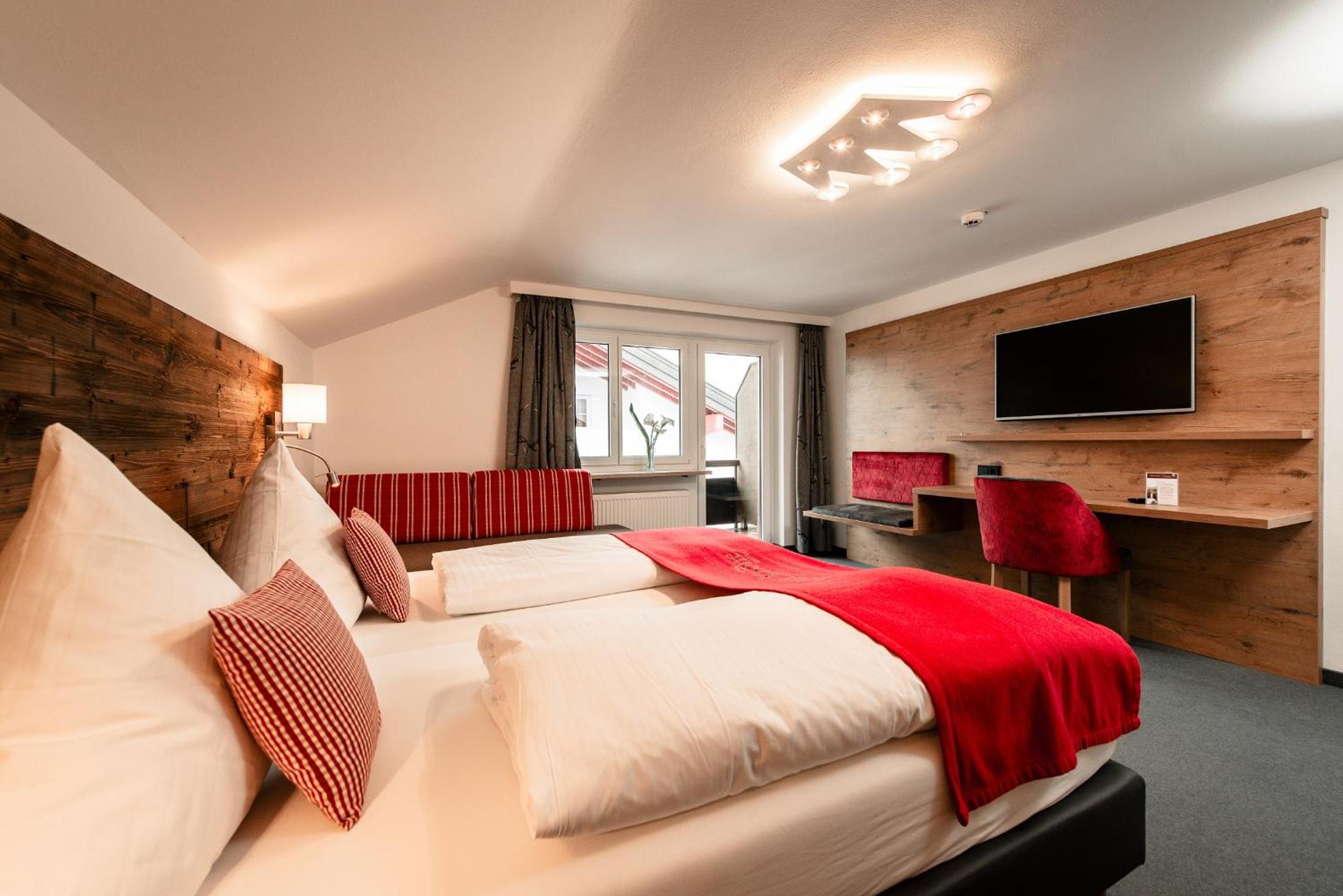 Budget Double Room with Balcony - Photo 1