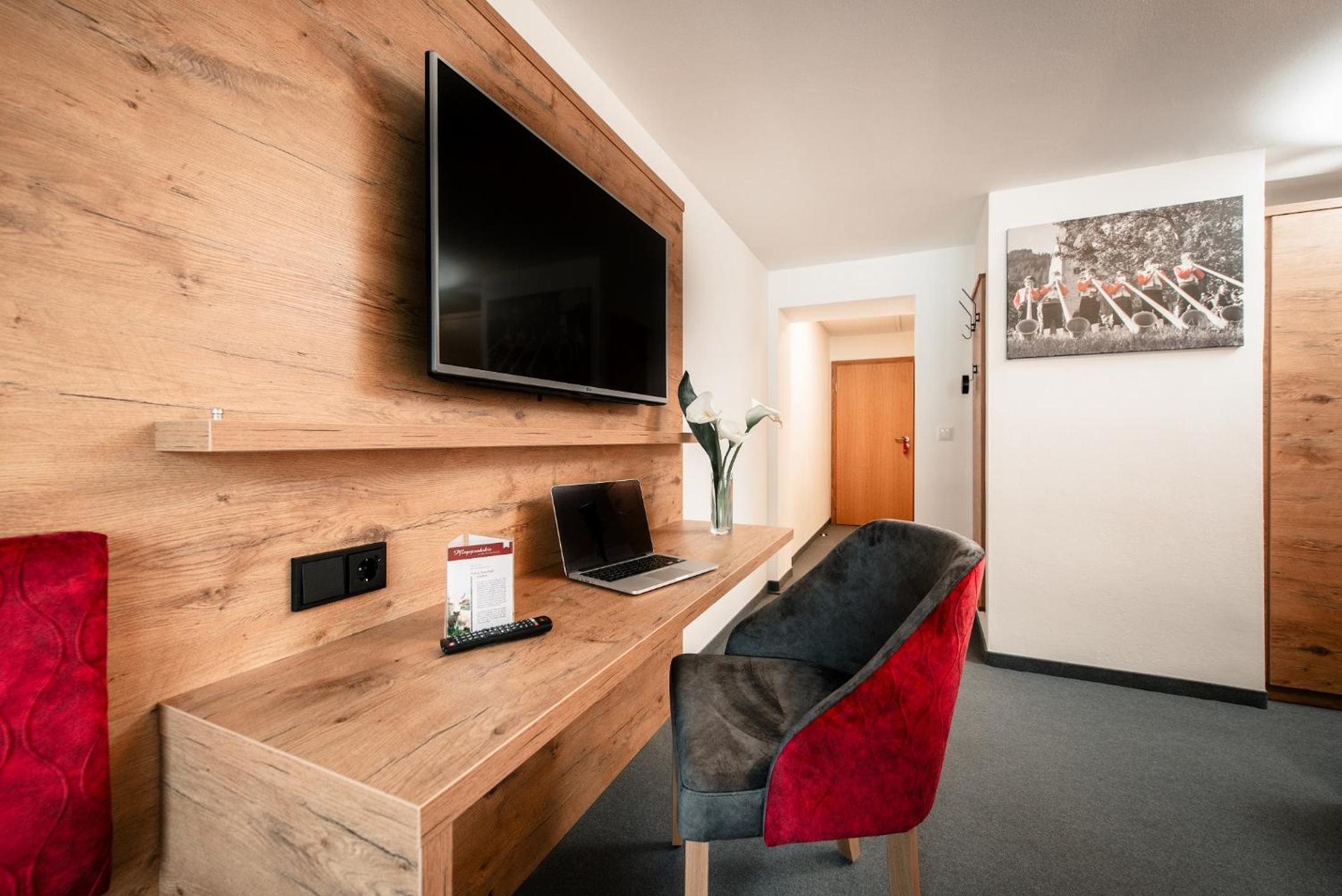 Budget Double Room with Balcony - Photo 3