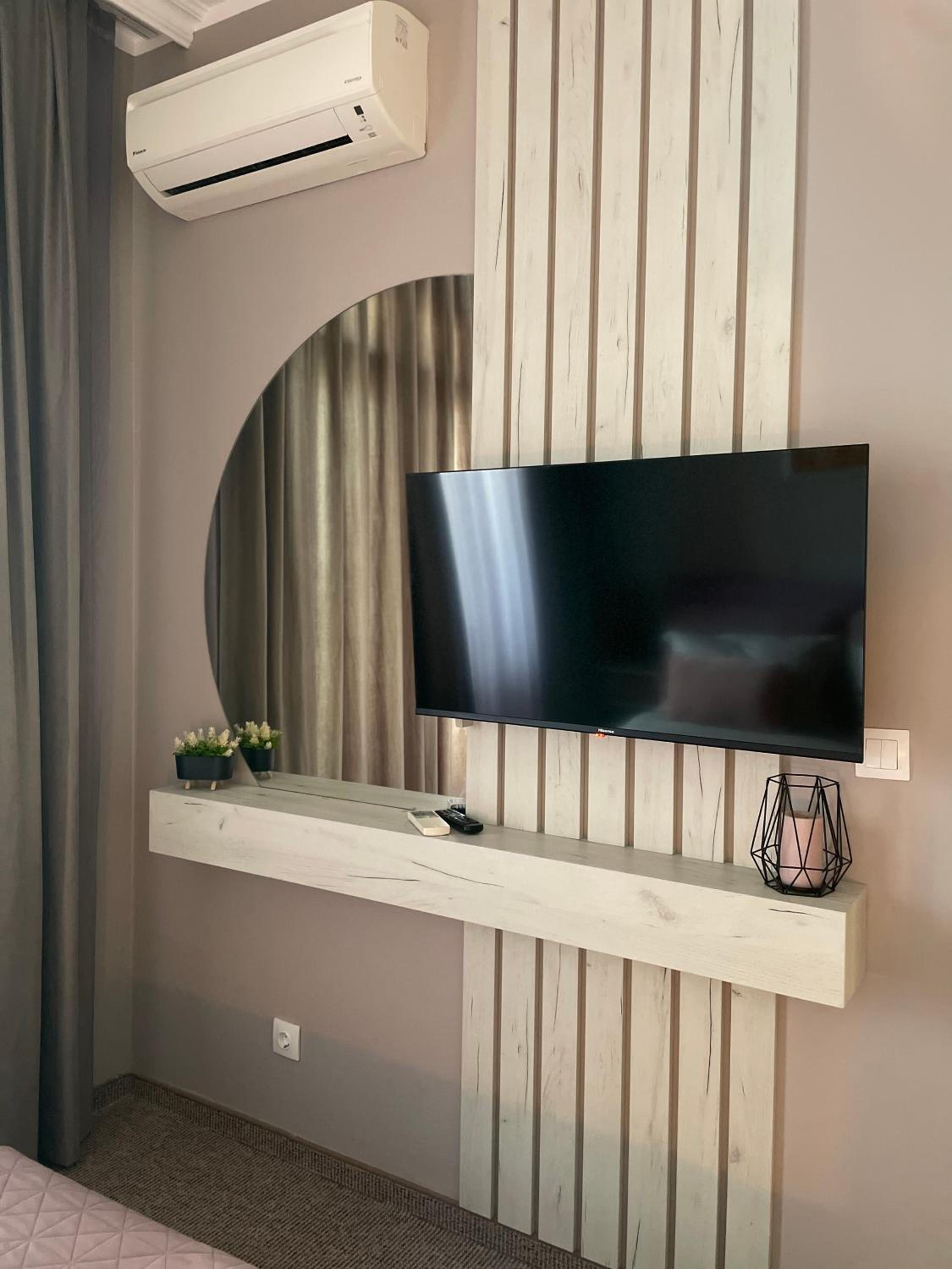 One-Bedroom Apartment - Photo 1