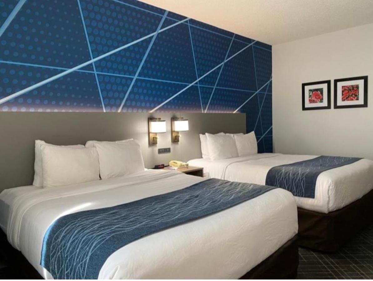 Queen Room with Two Queen Beds - Non-Smoking - Photo 1