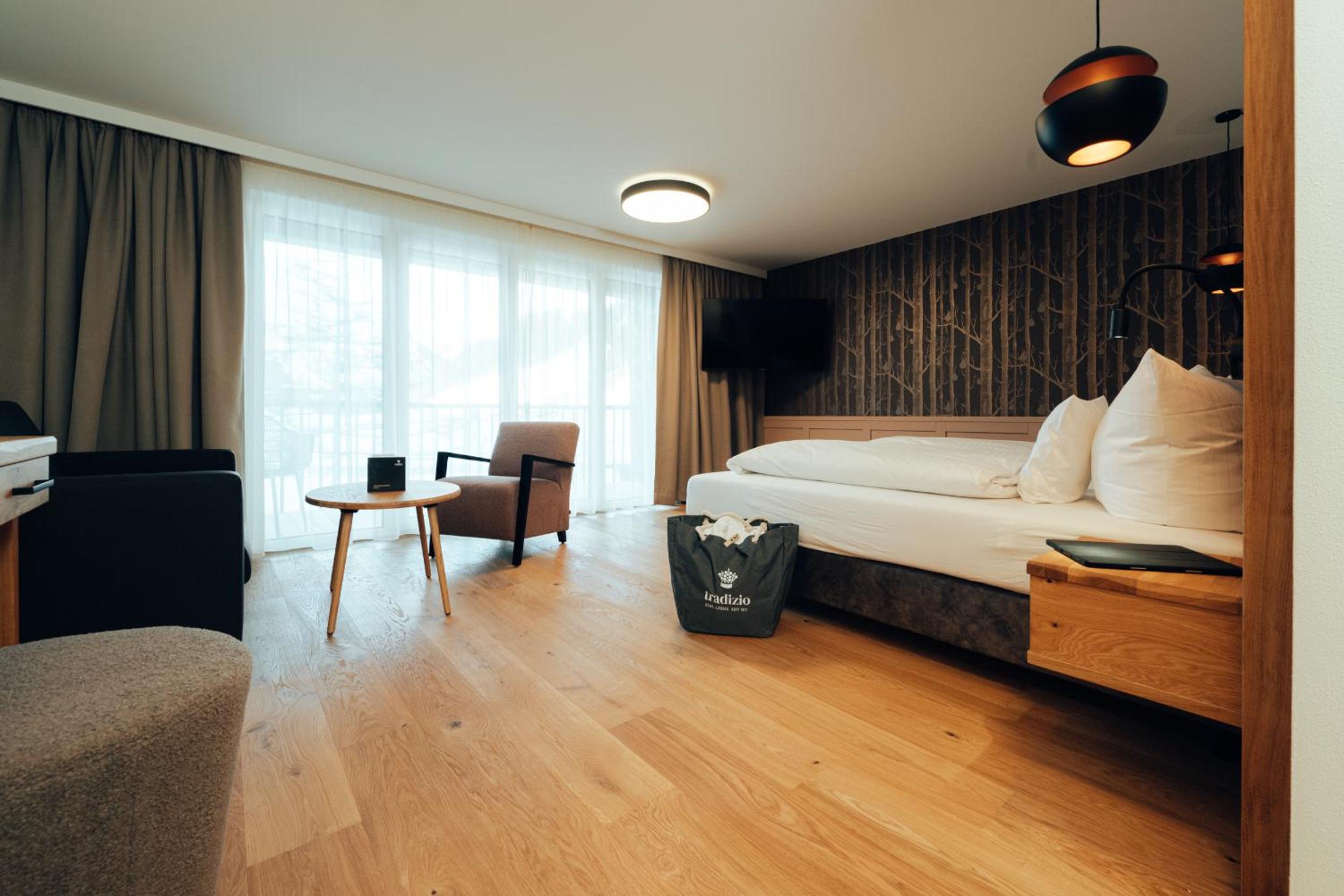 Deluxe Double Room with Balcony - Photo 2