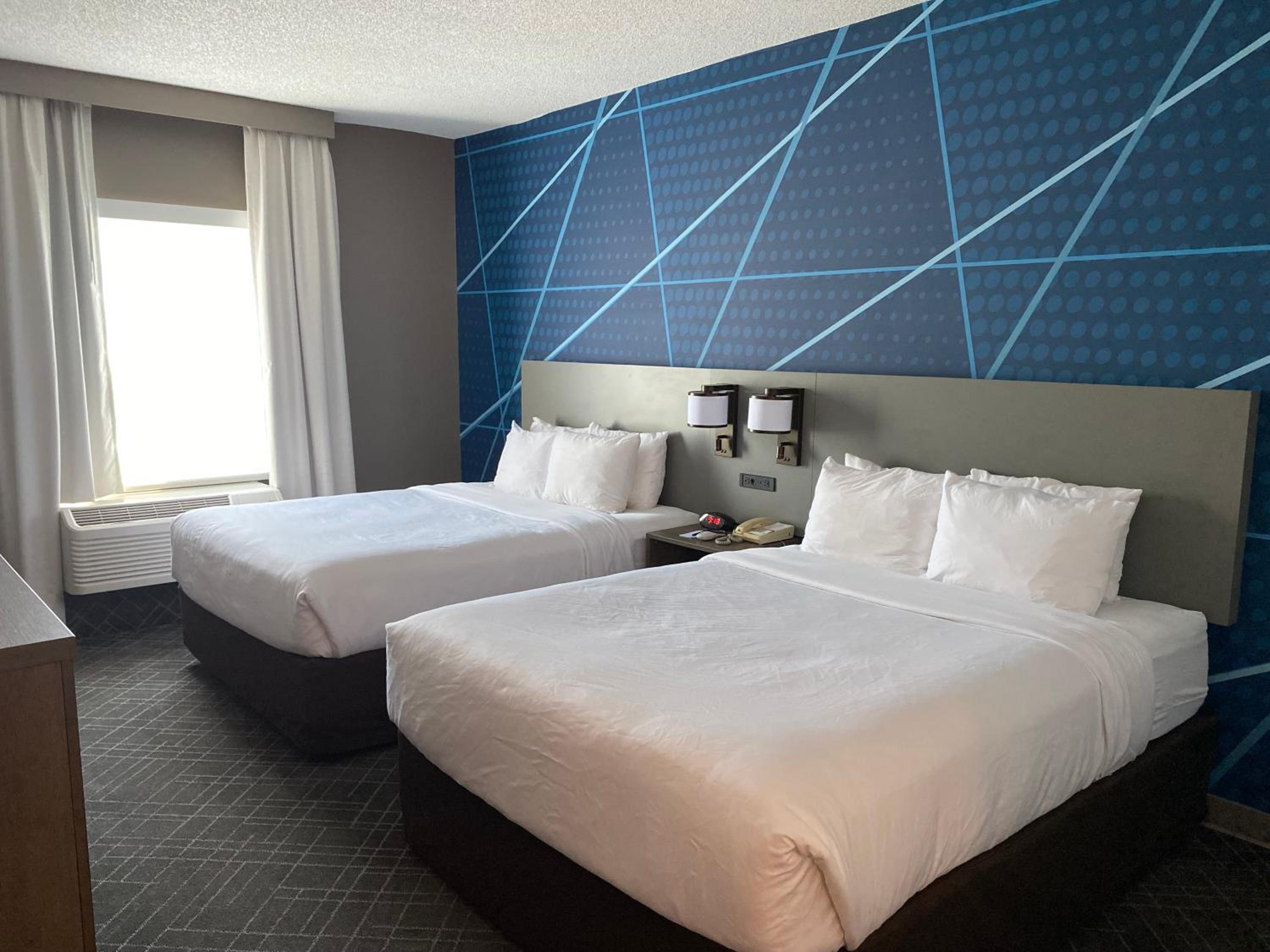 Queen Room with Two Queen Beds - Non-Smoking - Photo 3