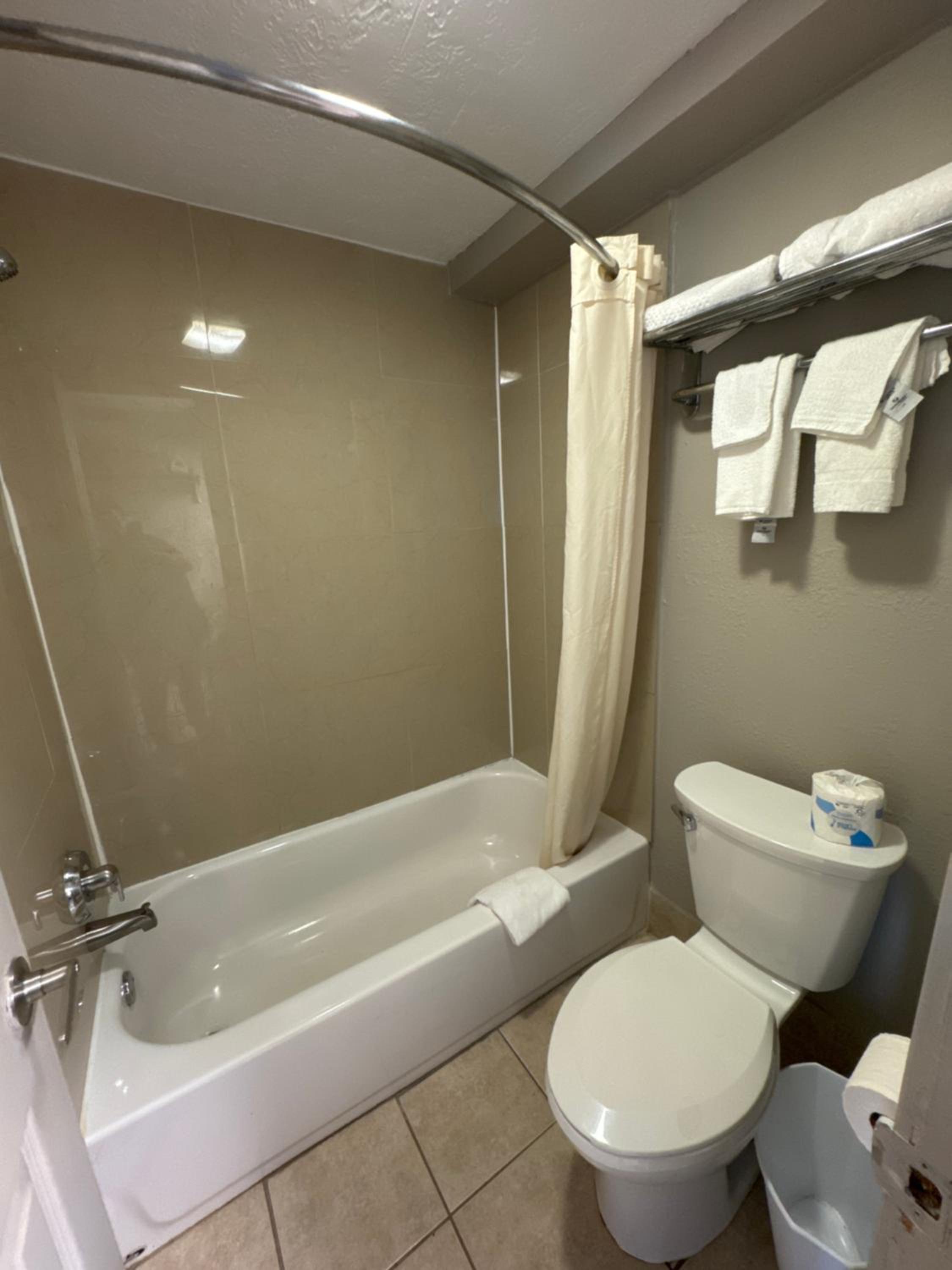 King Room - Non Smoking - Photo 2