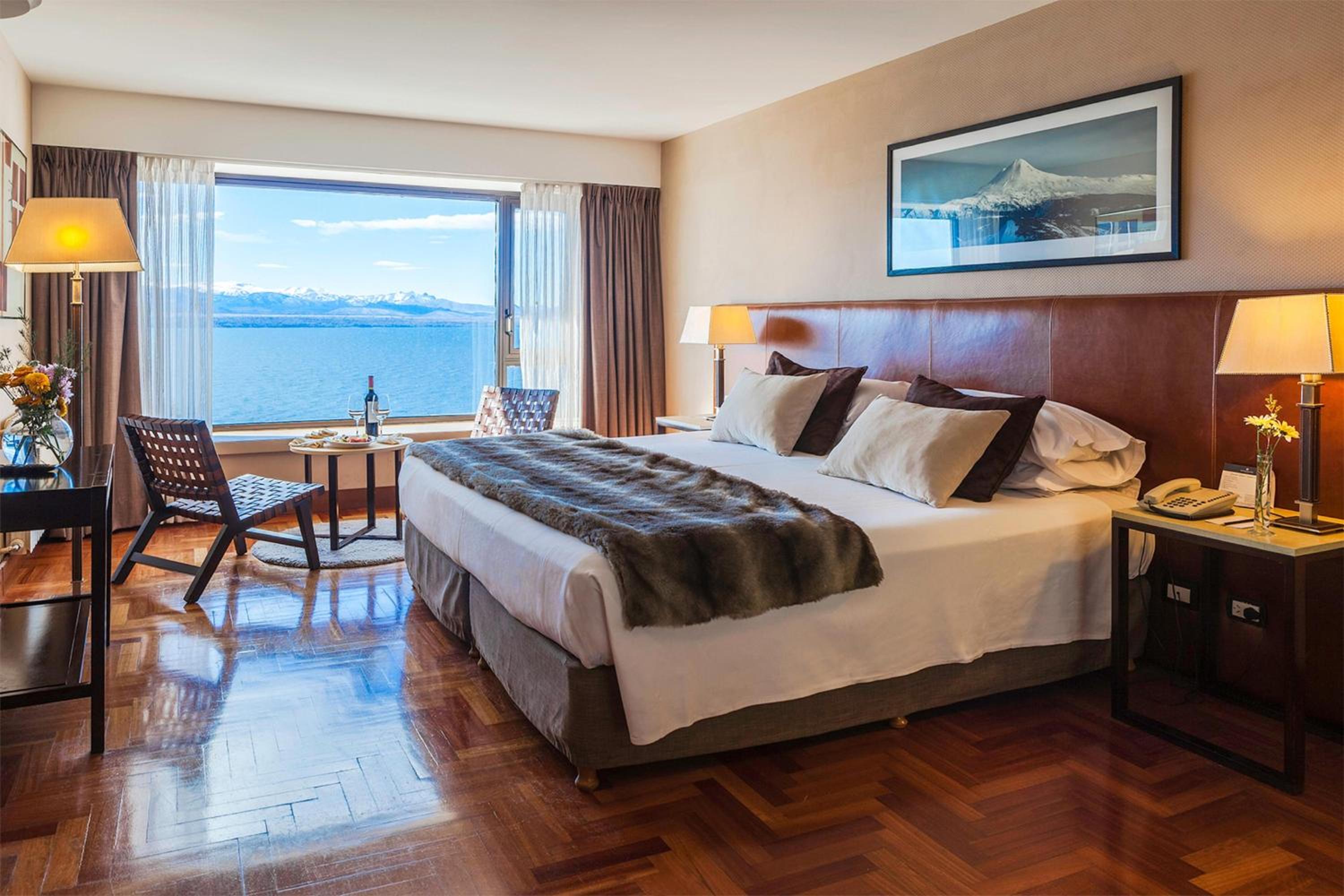 Deluxe Guest Room with 1 King, Lake view photo 2