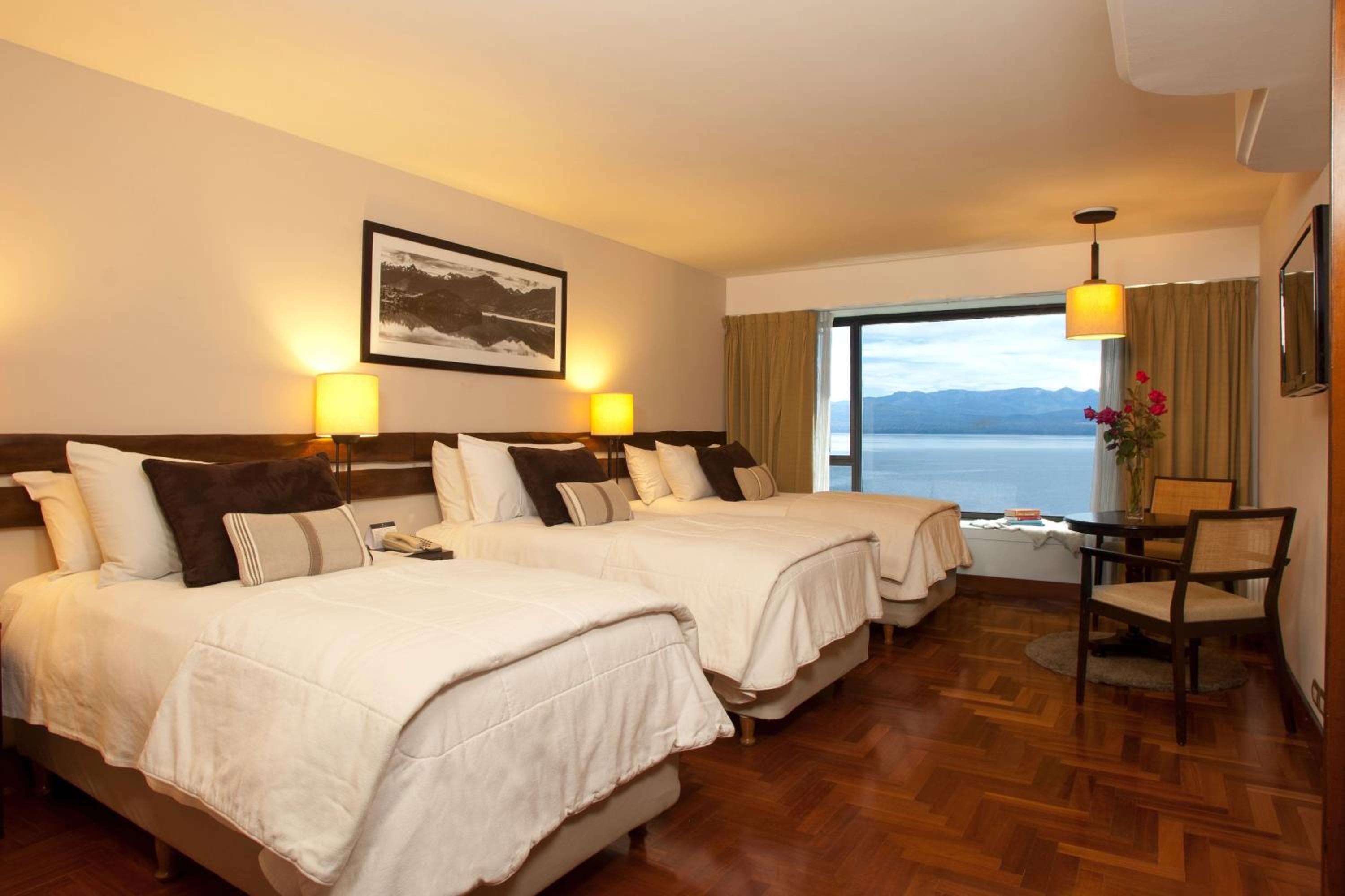 Deluxe Guest room with 3 Twin/Single Bed(s), Lake view photo 2