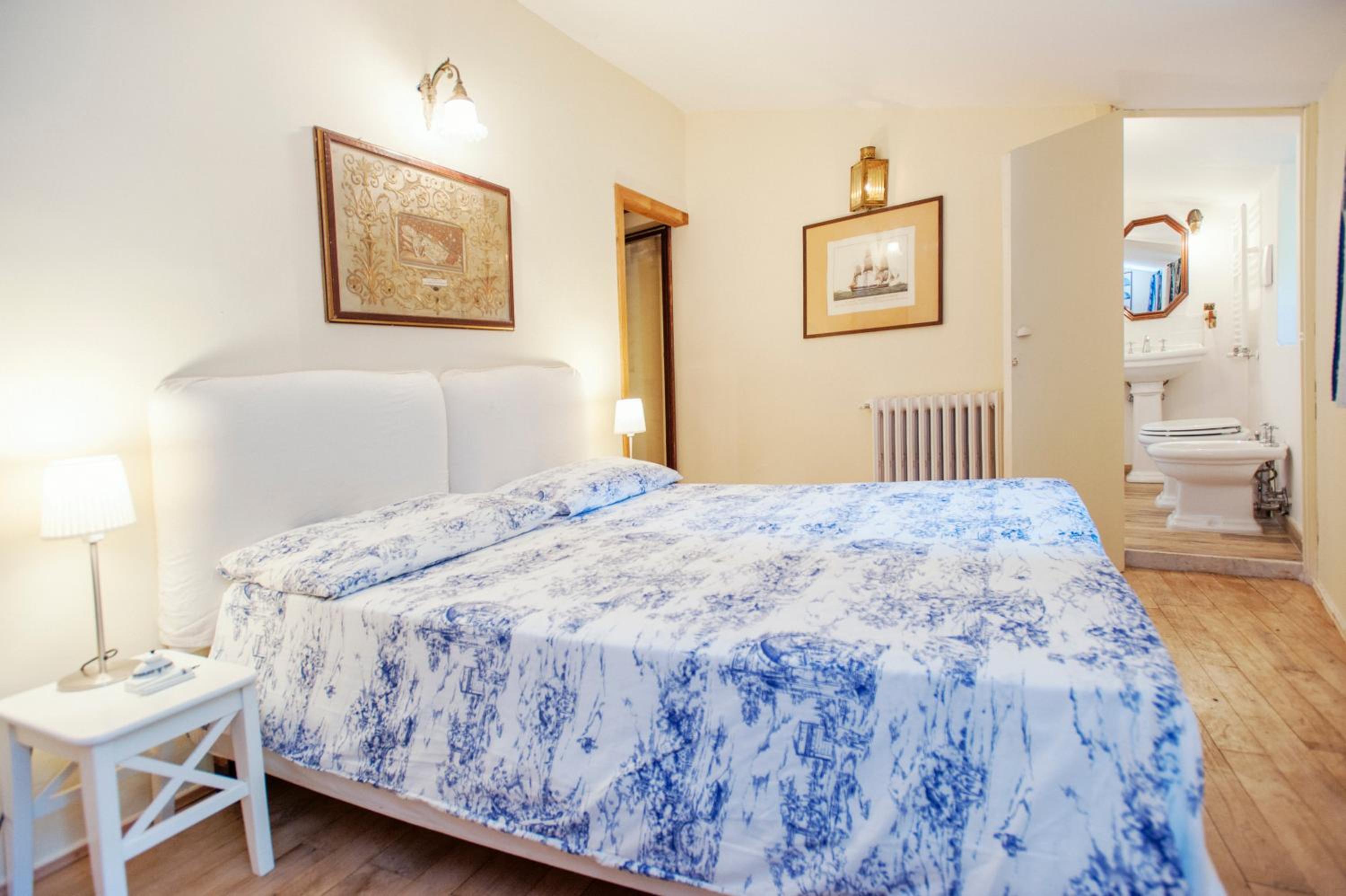 Seven-Bedroom House photo 1