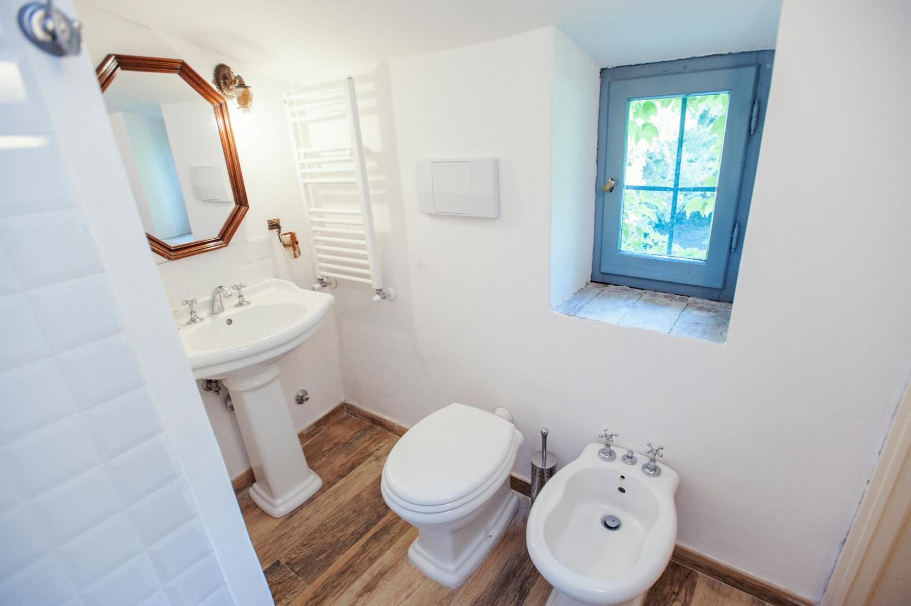 Seven-Bedroom House photo 3