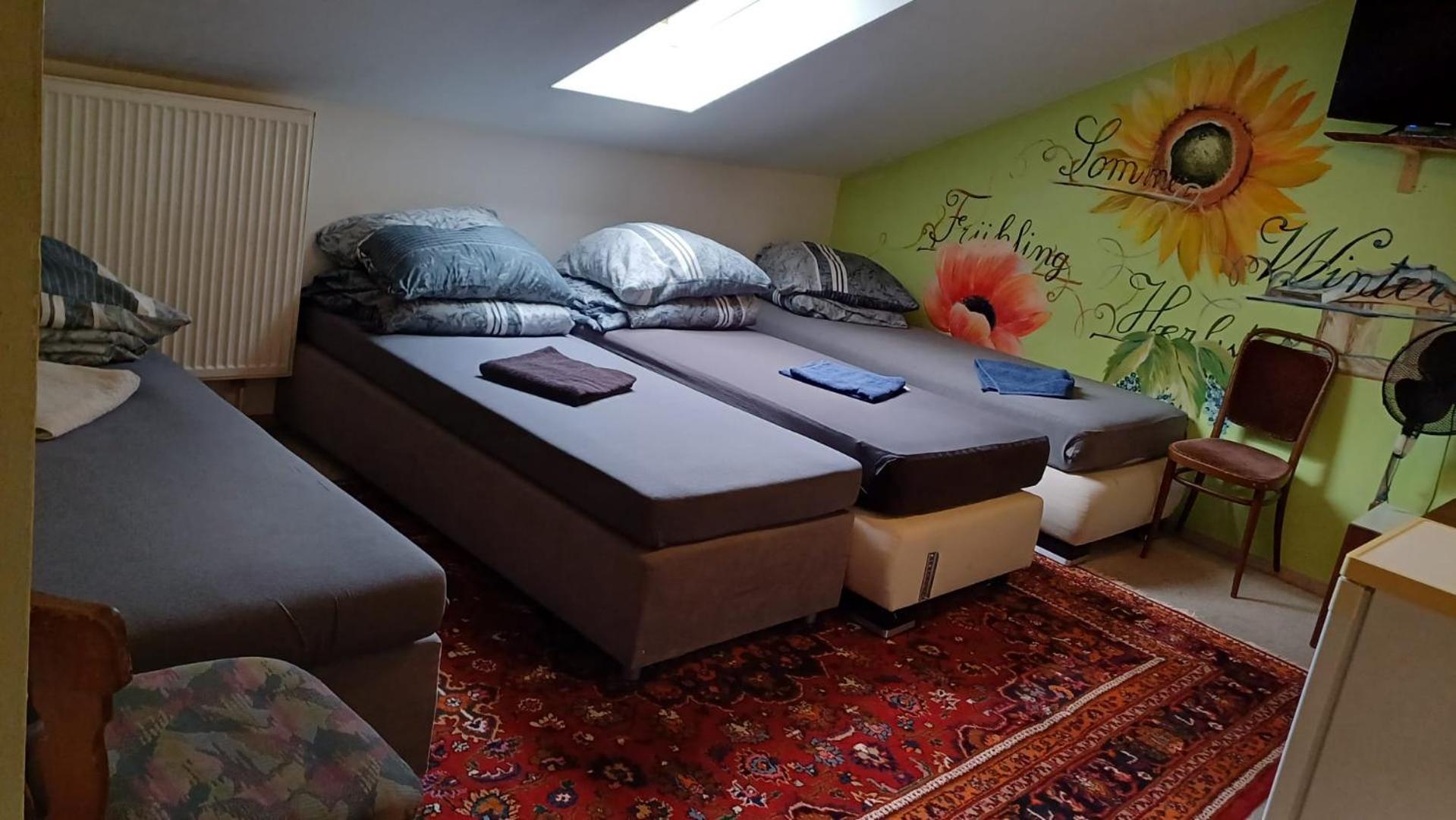 Quadruple Room with Bathroom - Photo 4