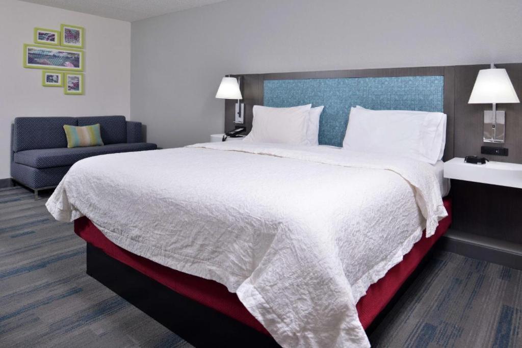 King Room with Accessible Tub - Mobility and Hearing Access/Non-Smoking - Photo 1
