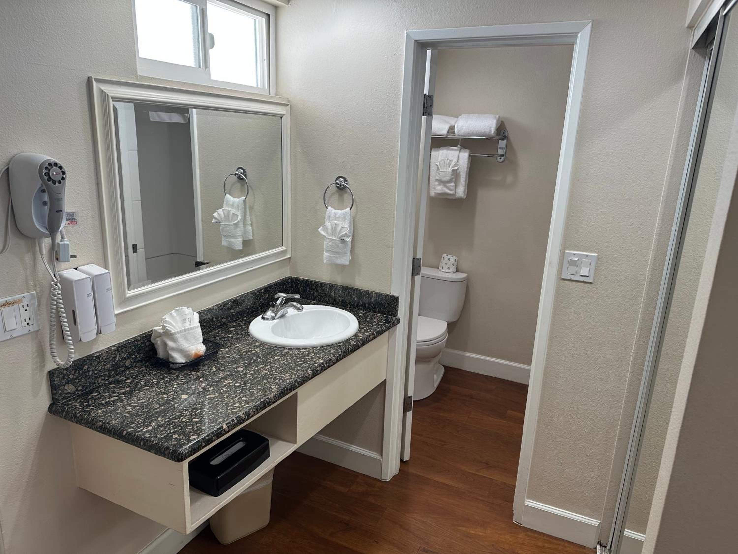 Standard Room with Two Double Beds (Ground Level) - Photo 4