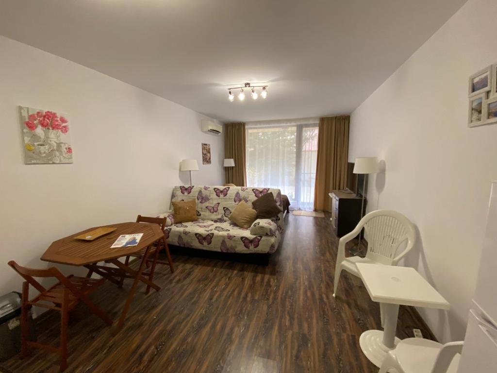 One-Bedroom Apartment photo 1