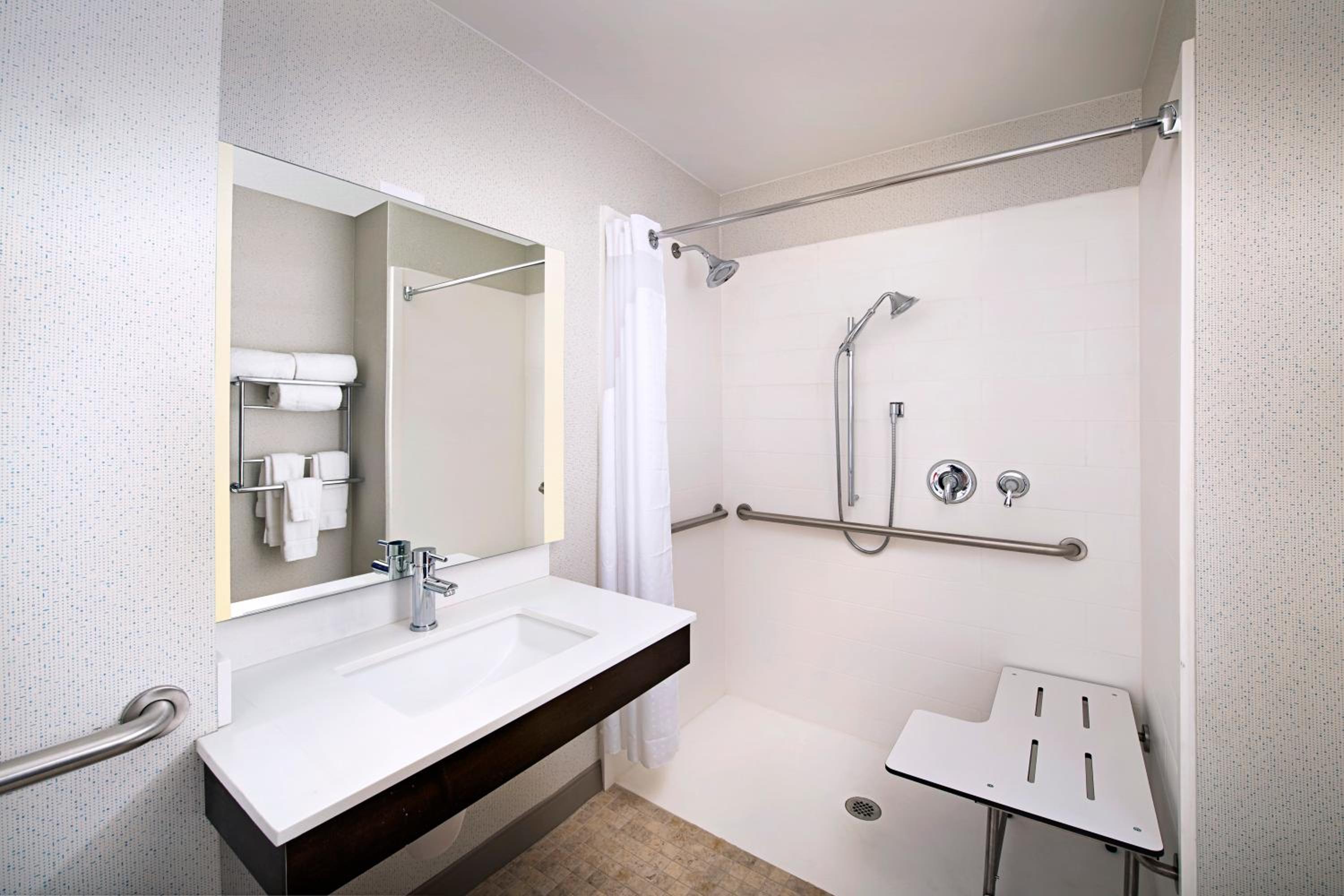 King Room with Hearing Accessible Roll In Shower - Non-Smoking - Photo 3