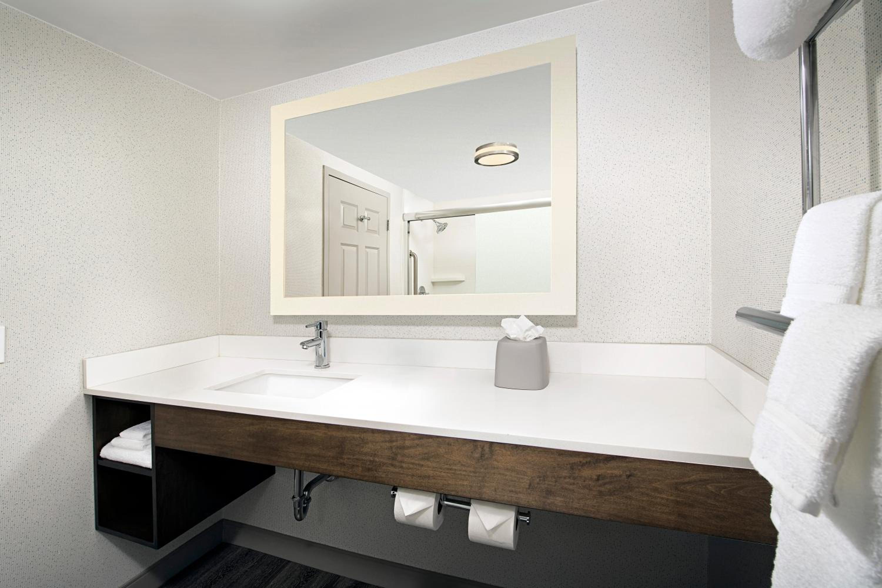 Standard Room with Two Queen Beds - Photo 2