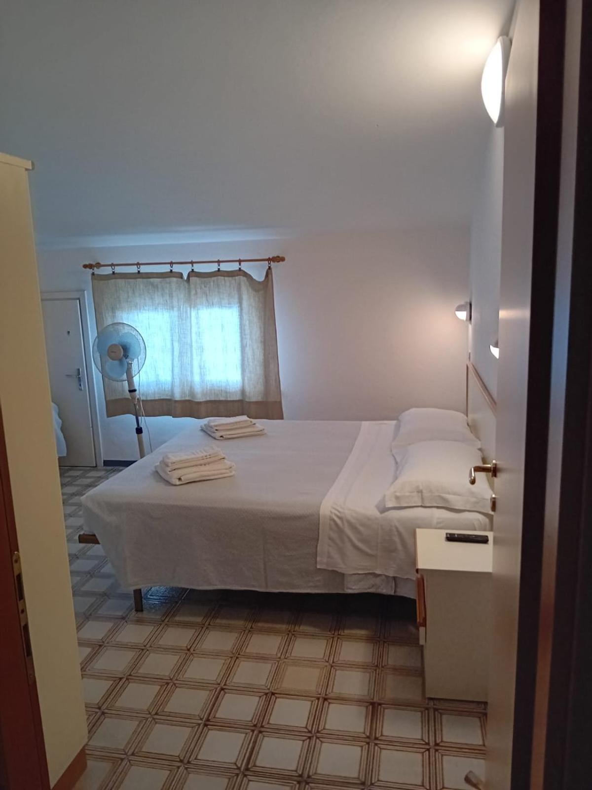 Economy Triple Room photo 2
