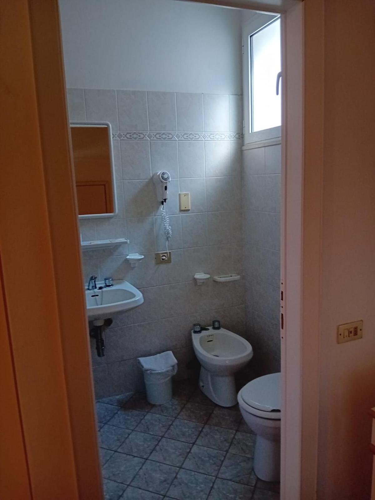 Economy Triple Room photo 3