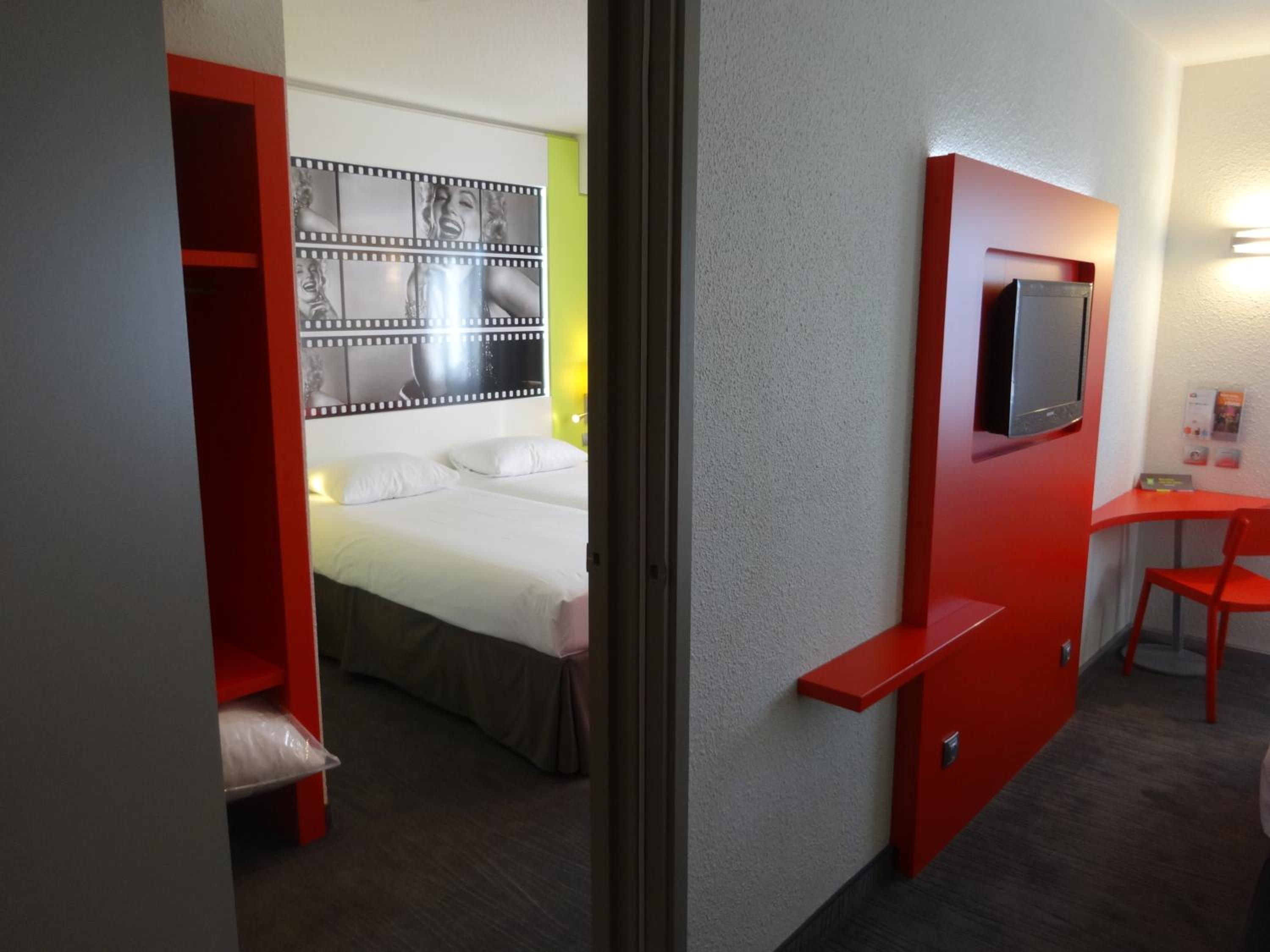 Standard Family Suite with Two Connecting Rooms - Photo 8