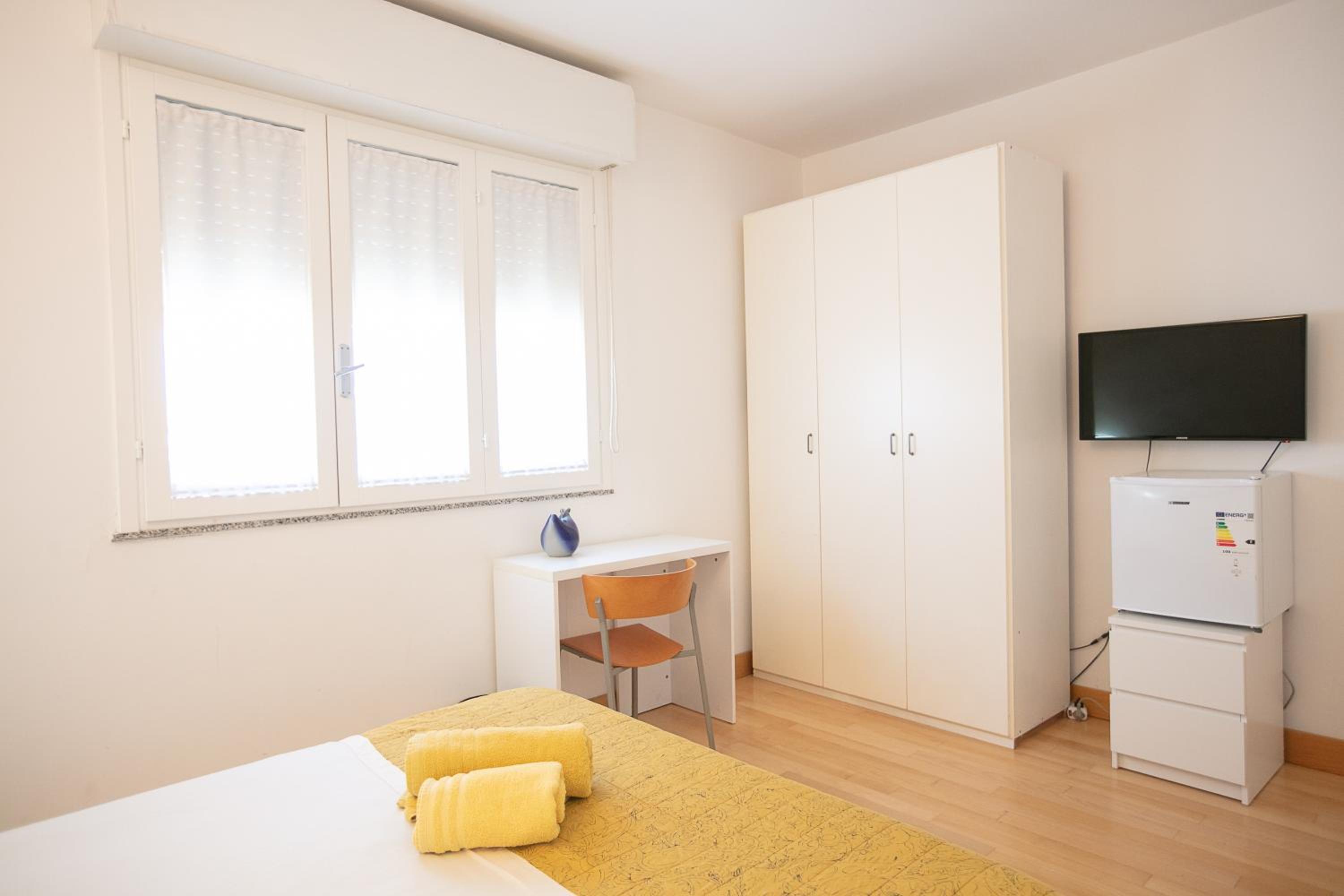 Double Room with Private Bathroom - Photo 13