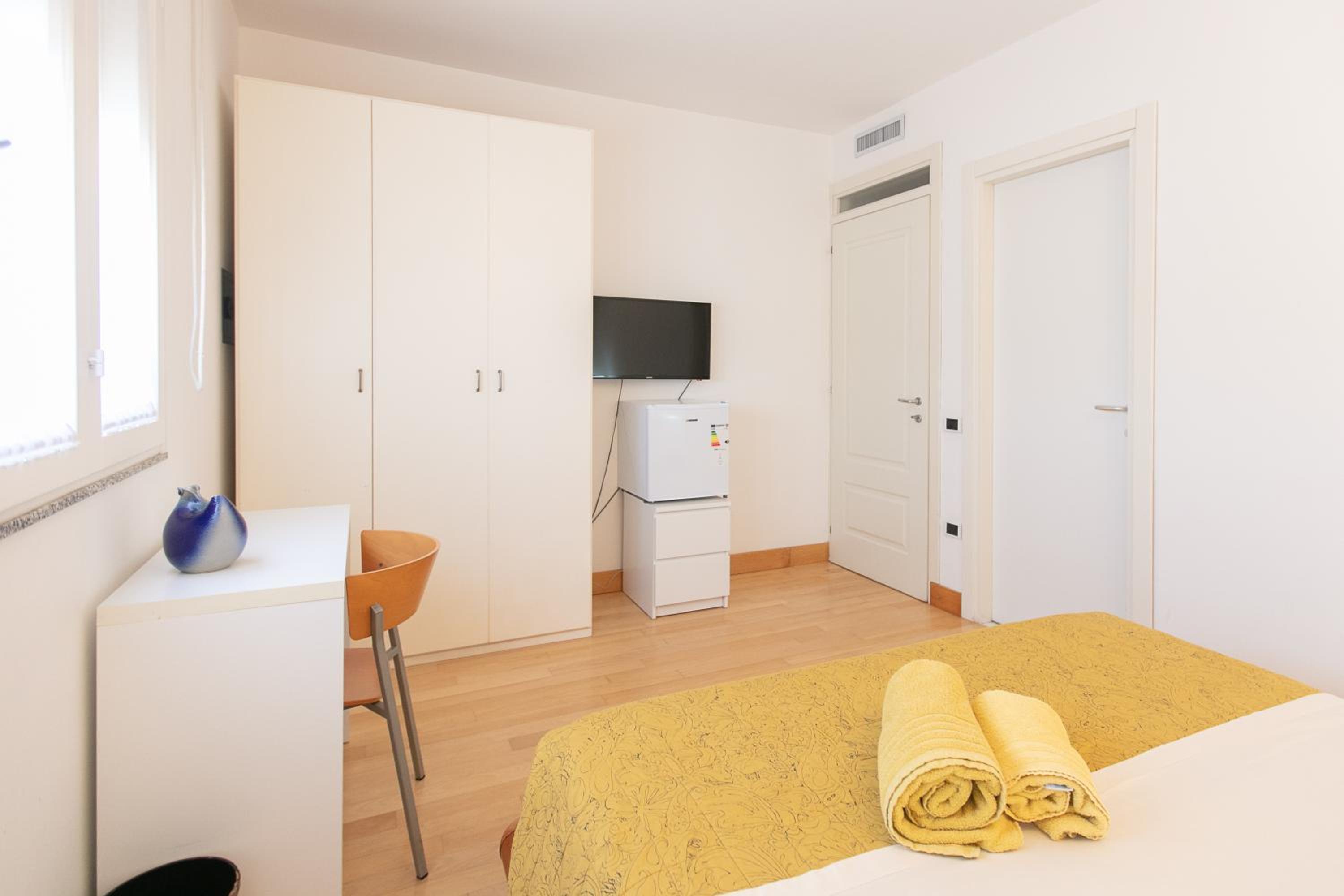 Double Room with Private Bathroom - Photo 17