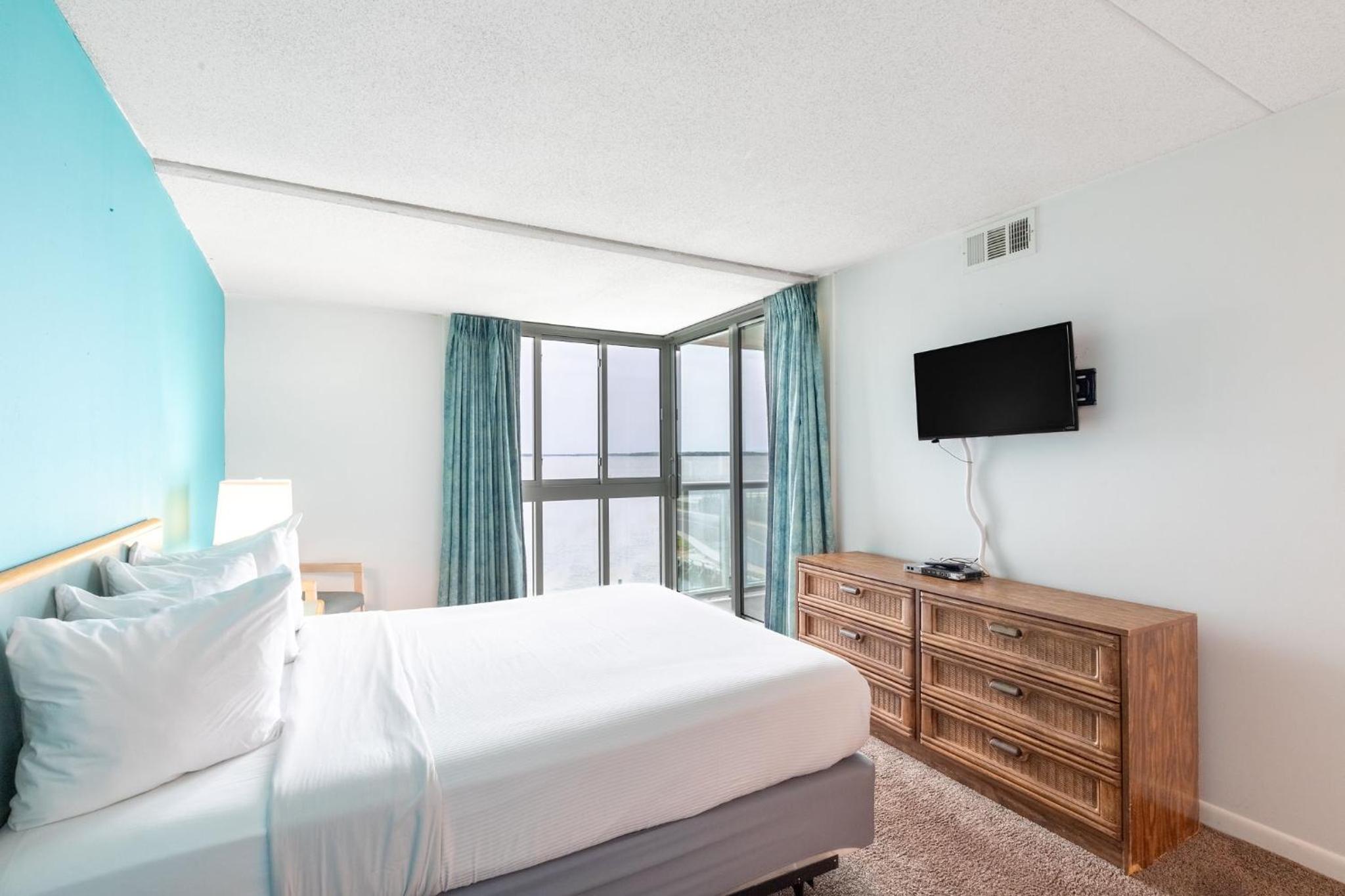 Two-Bedroom Apartment with Bay View - Photo 8