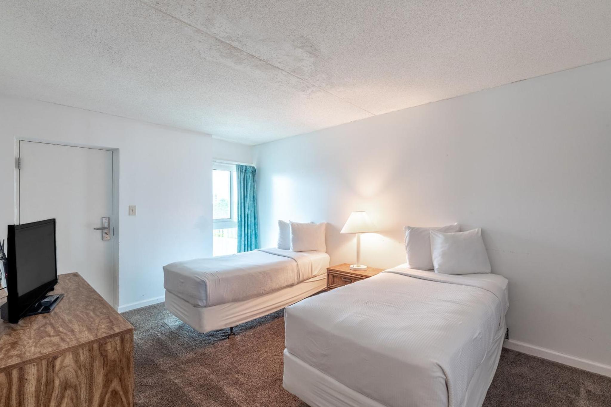 Two-Bedroom Apartment with Bay View - Photo 9