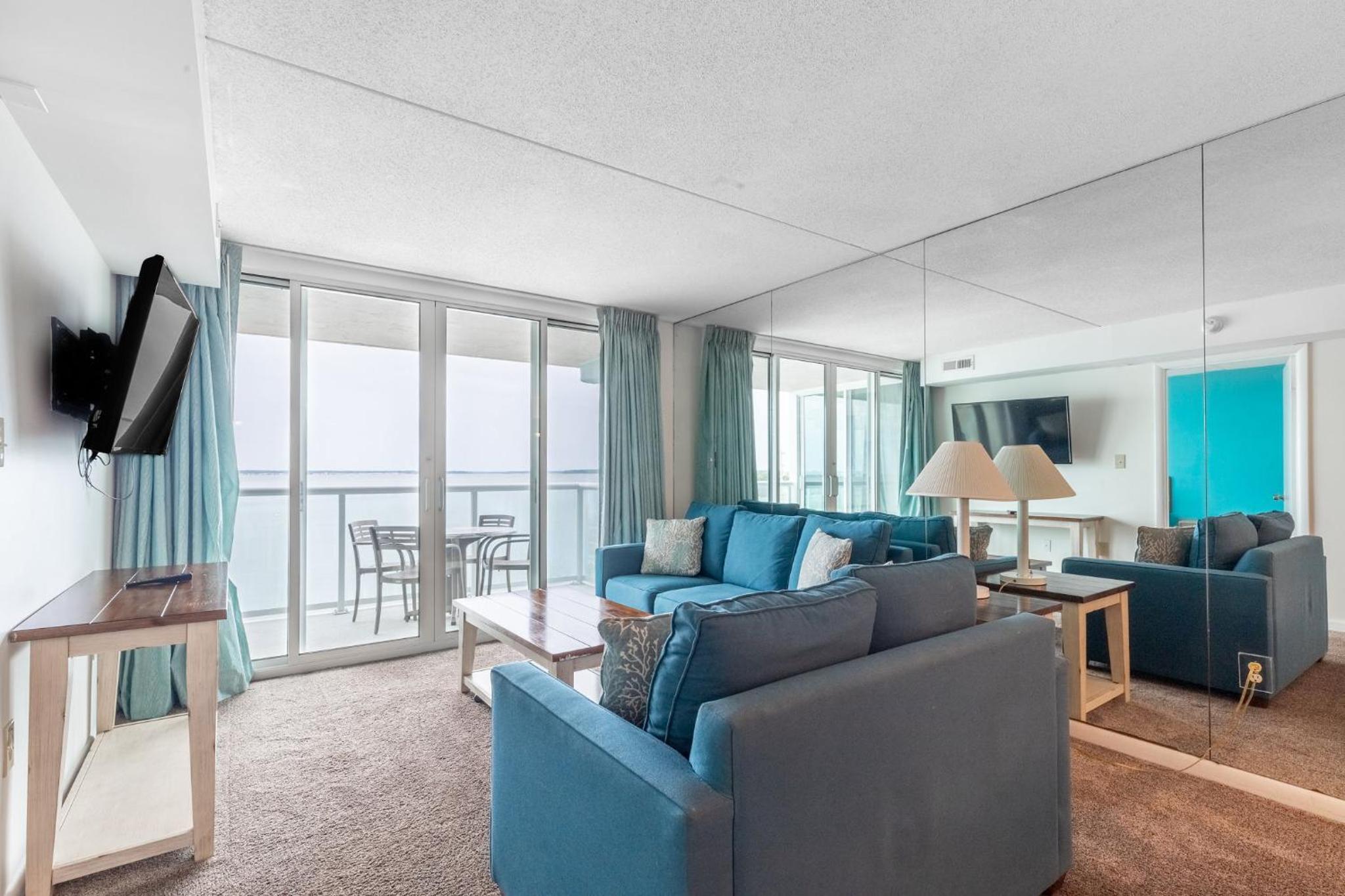 Two-Bedroom Apartment with Bay View - Photo 1