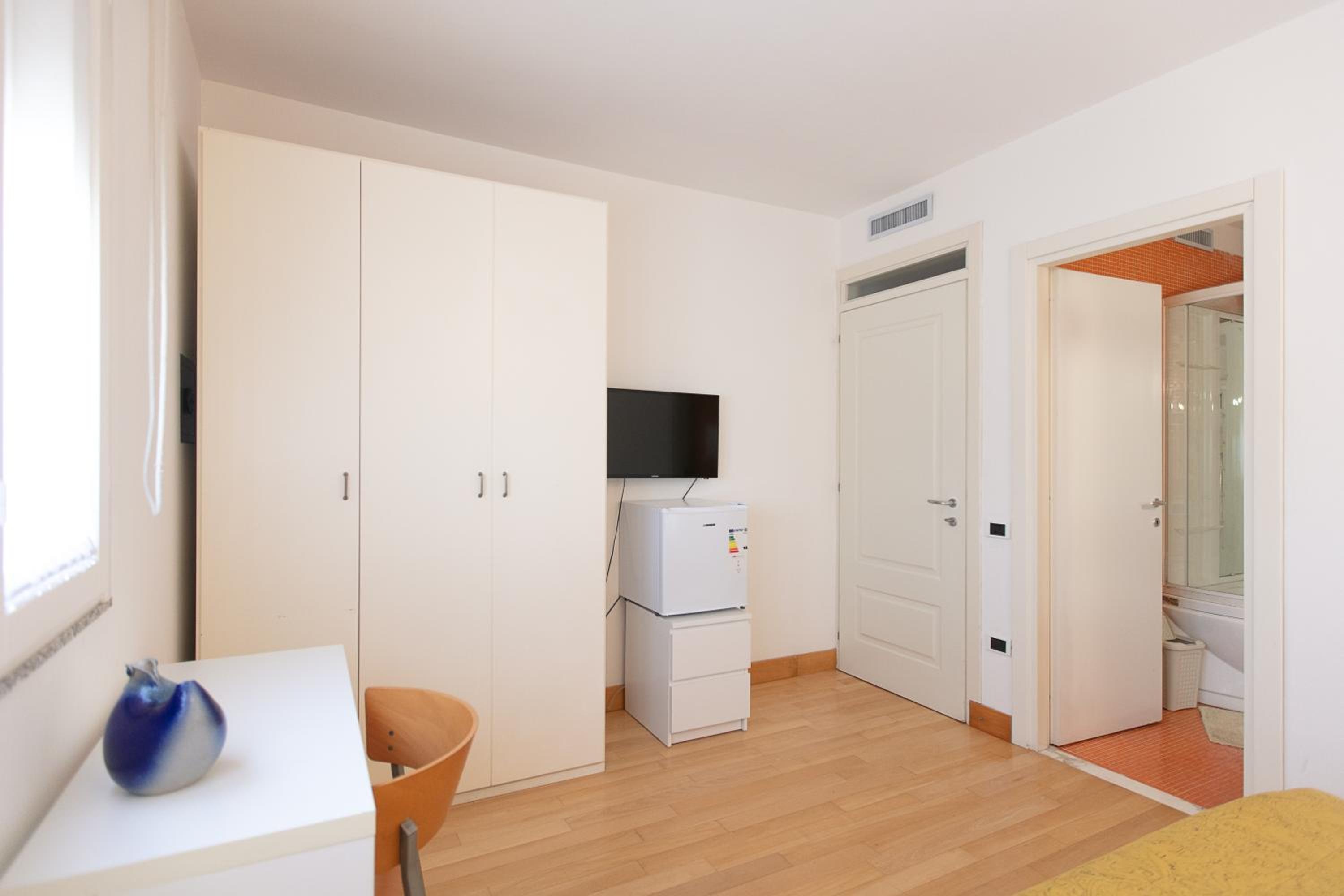 Double Room with Private Bathroom - Photo 16