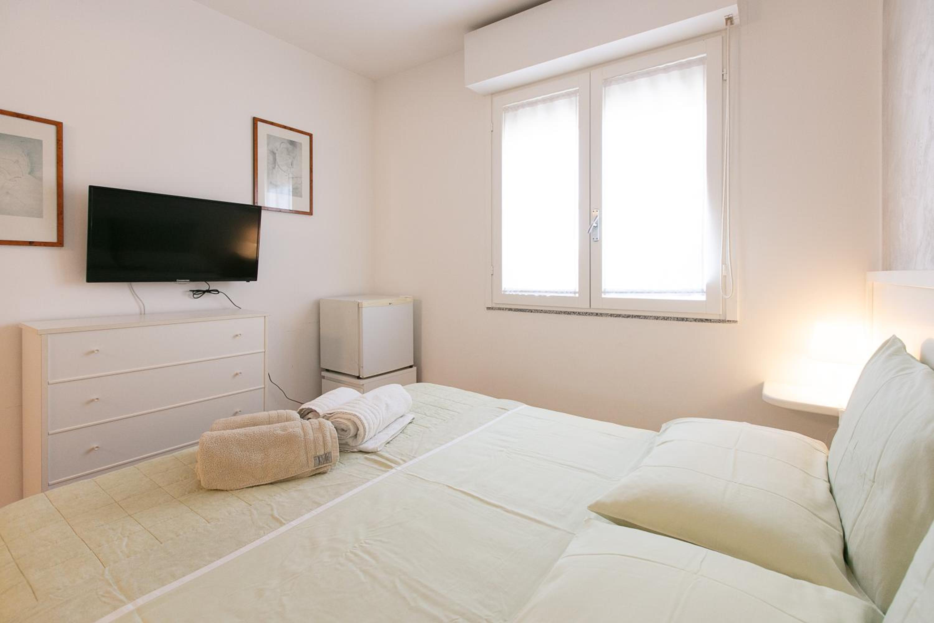 Double or Twin Room with Private External Bathroom - Photo 5