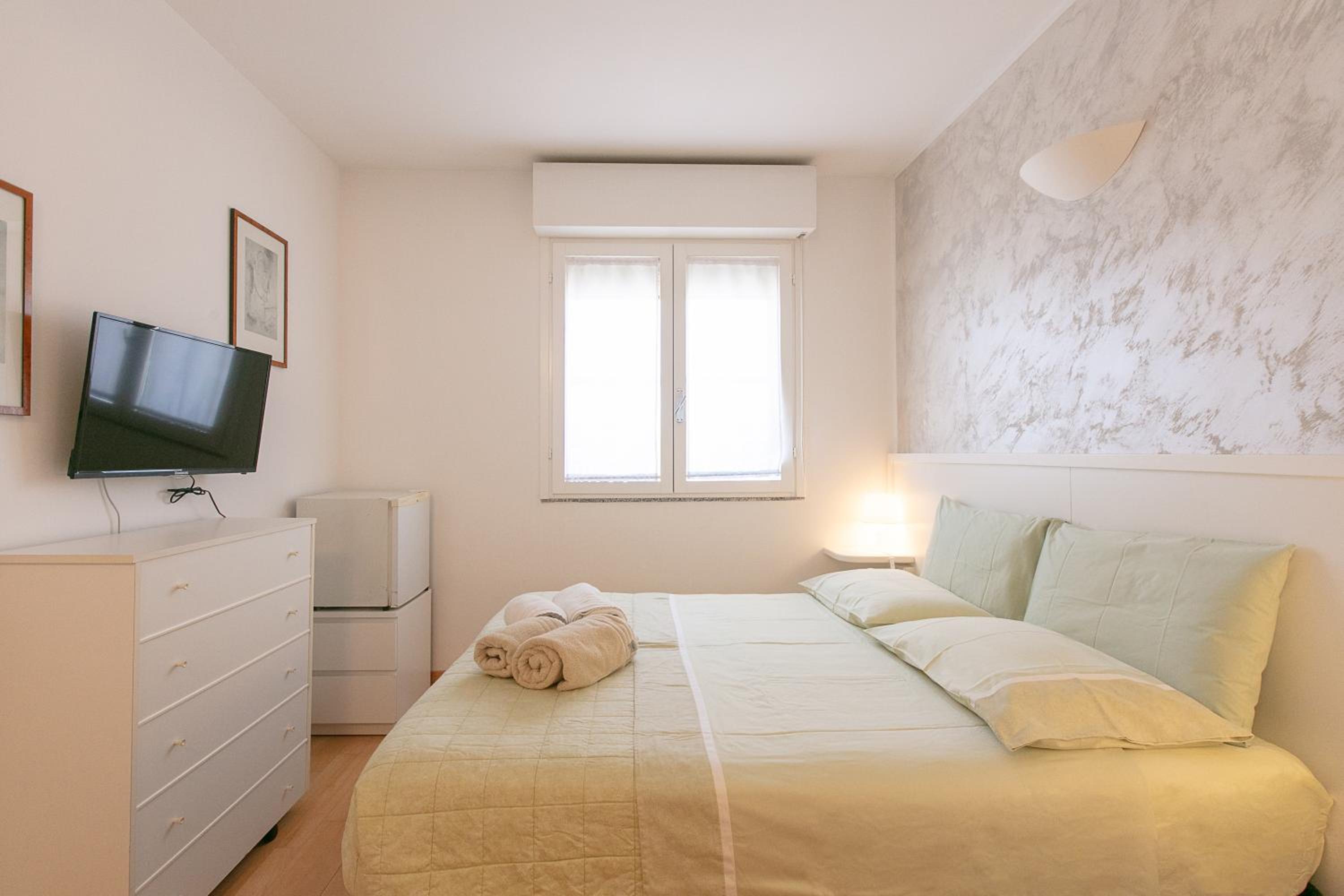 Double or Twin Room with Private External Bathroom - Photo 14