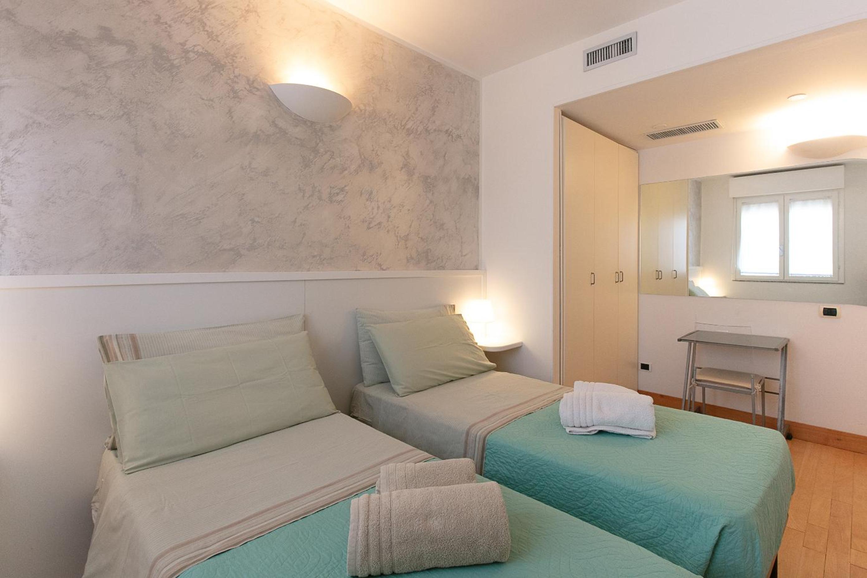 Double or Twin Room with Private External Bathroom - Photo 1