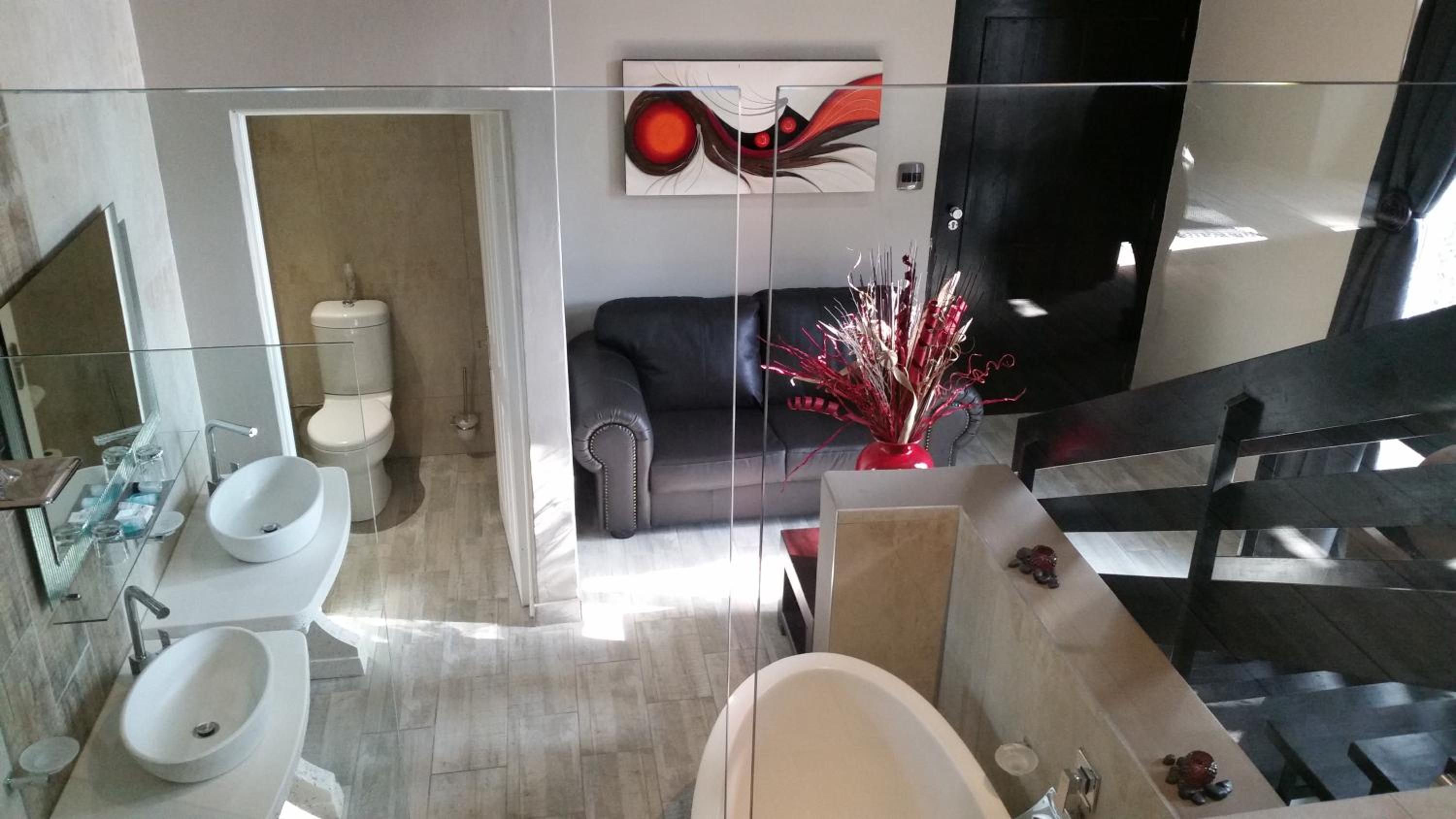Suite - Photo 14