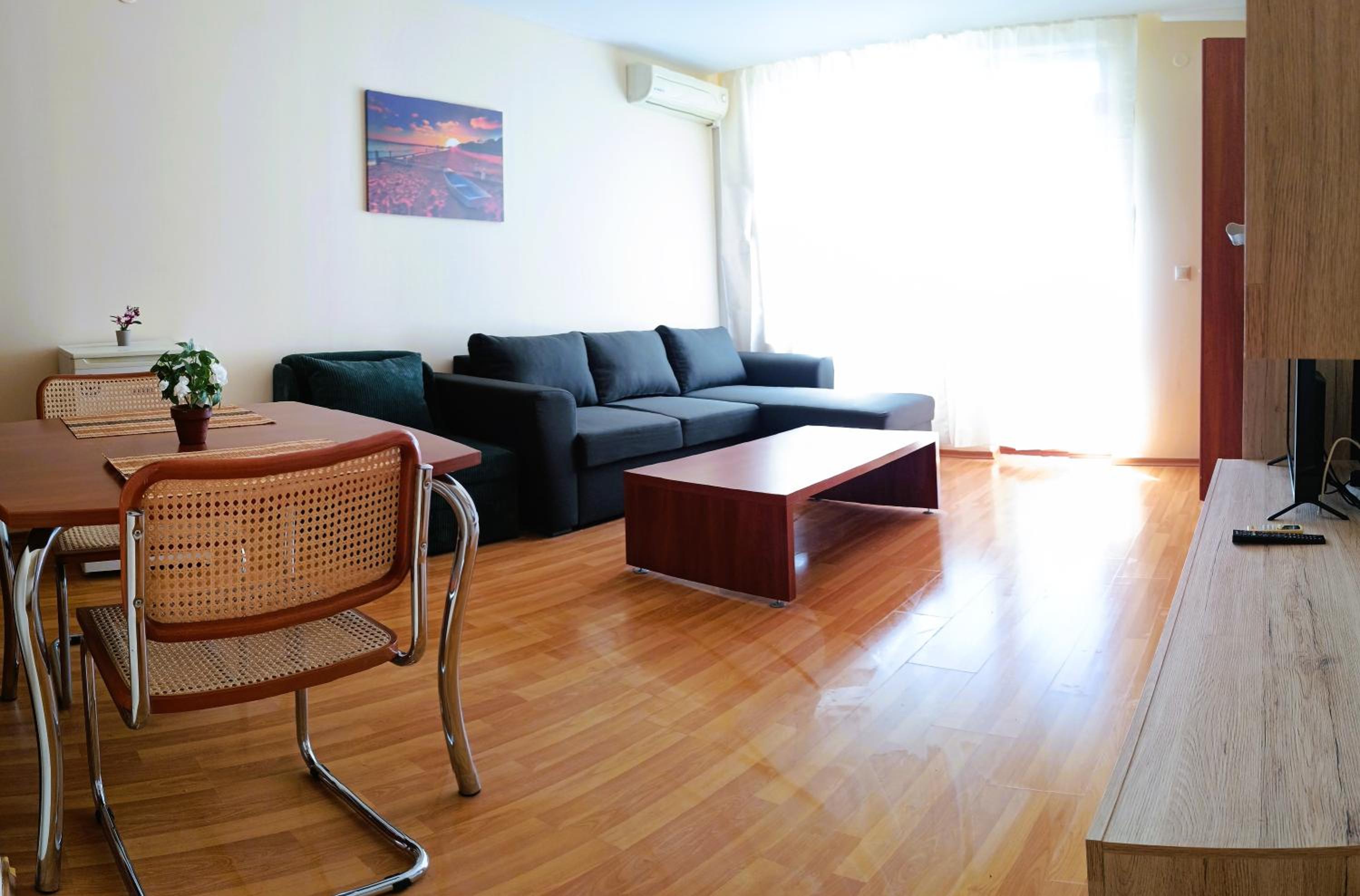 Studio Apartment with Balcony photo 3