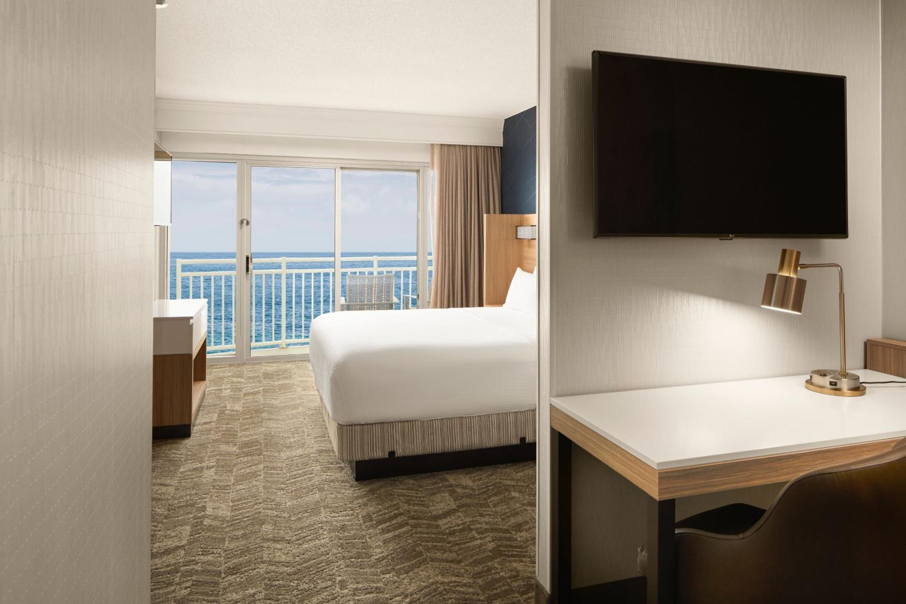 Studio King Room with Oceanfront and Balcony - Mobility Accessible with Tub