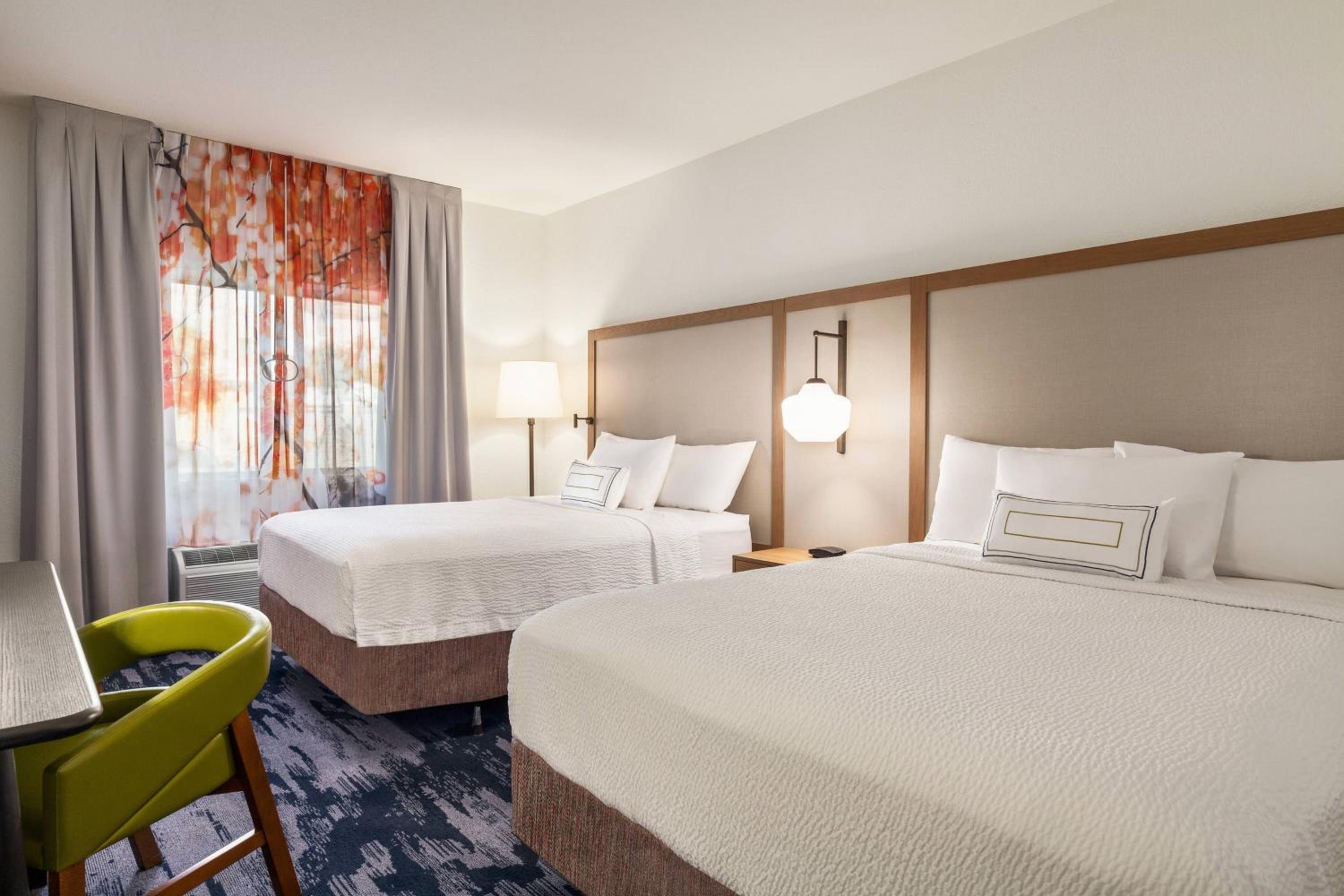 Queen Room with Two Queen Beds - Photo 4
