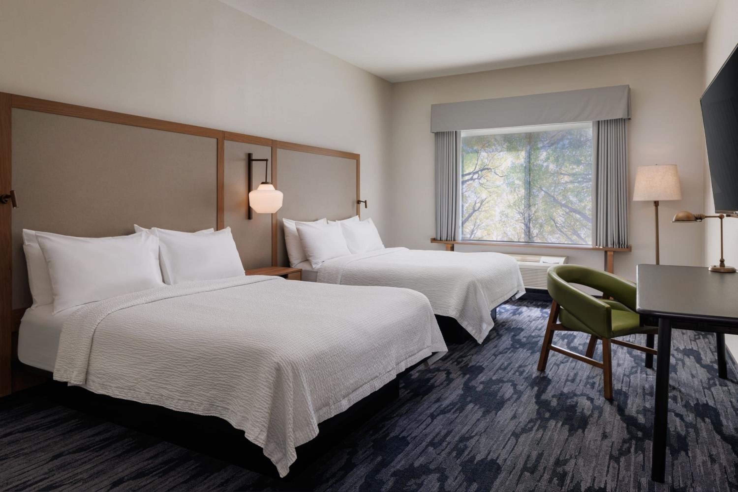 Queen Room with Two Queen Beds - Photo 3