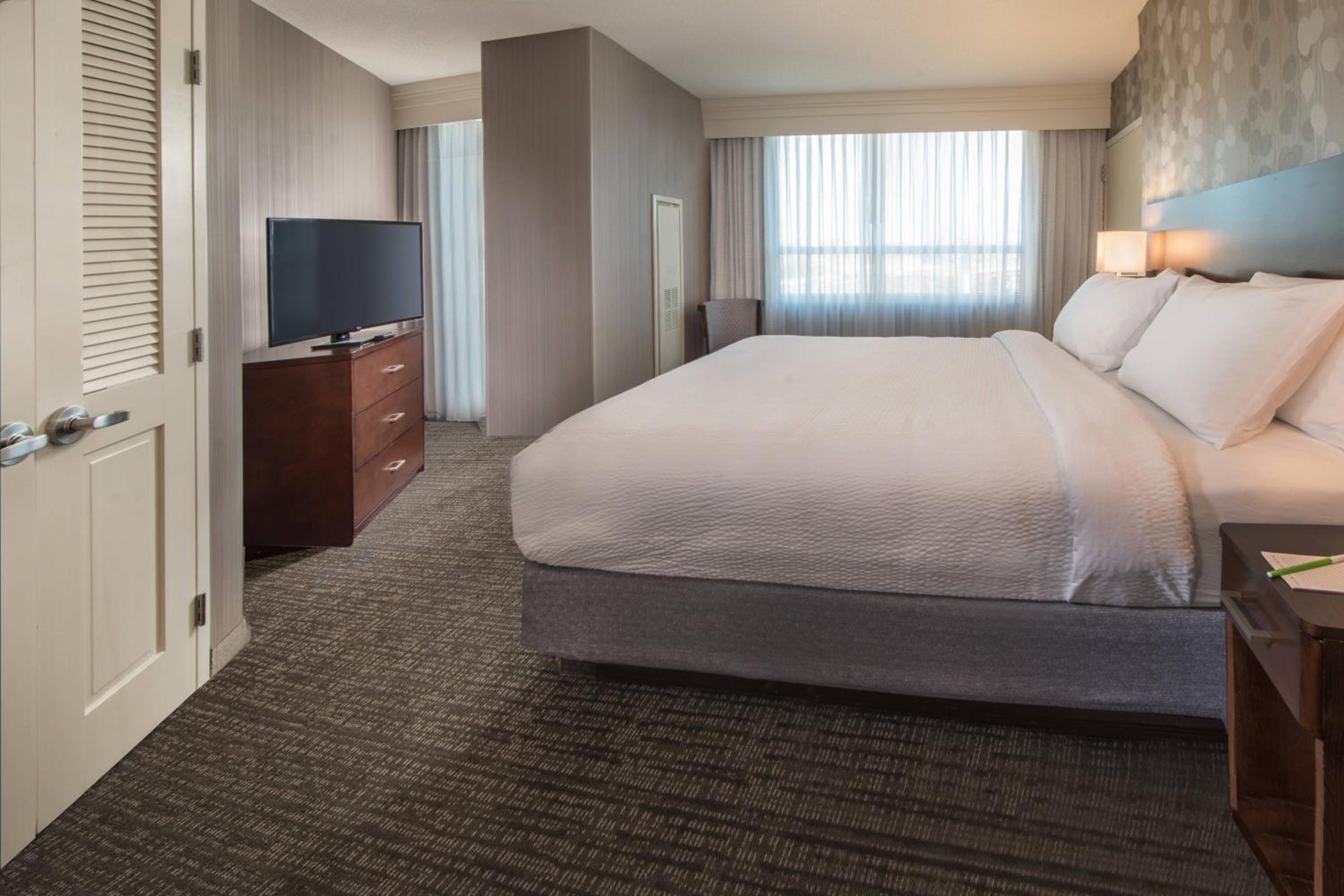 One-Bedroom King Suite with Sofa Bed - Photo 3