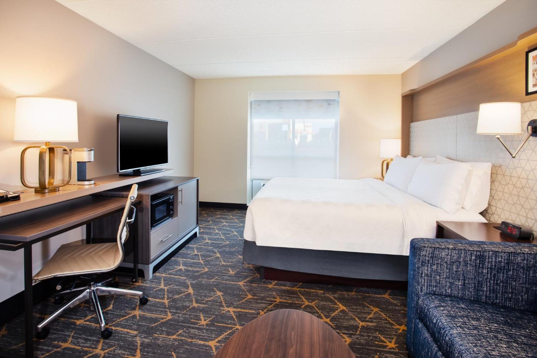 Standard King Room with Sofa Bed - Photo 2