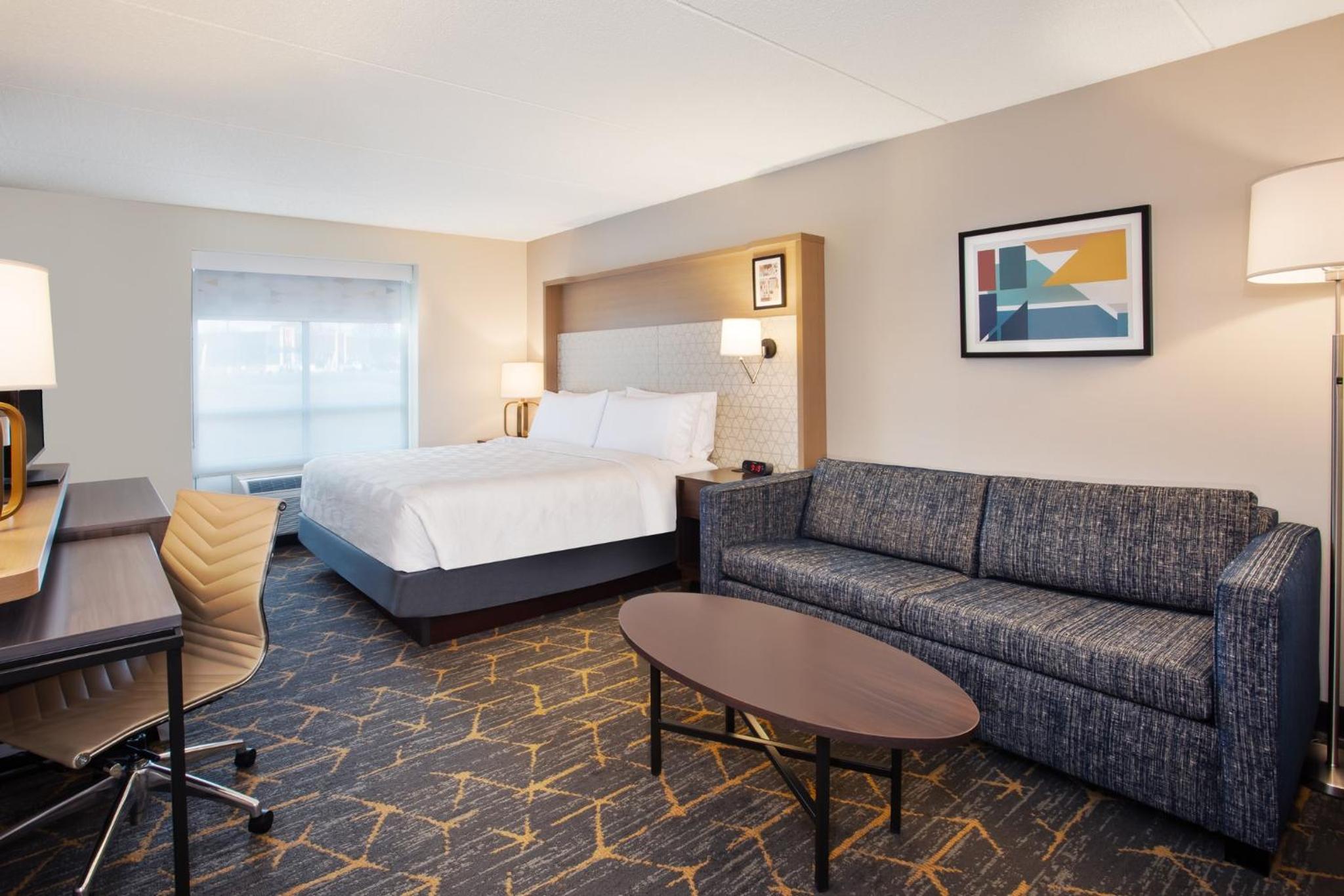 Standard King Room with Sofa Bed - Photo 7