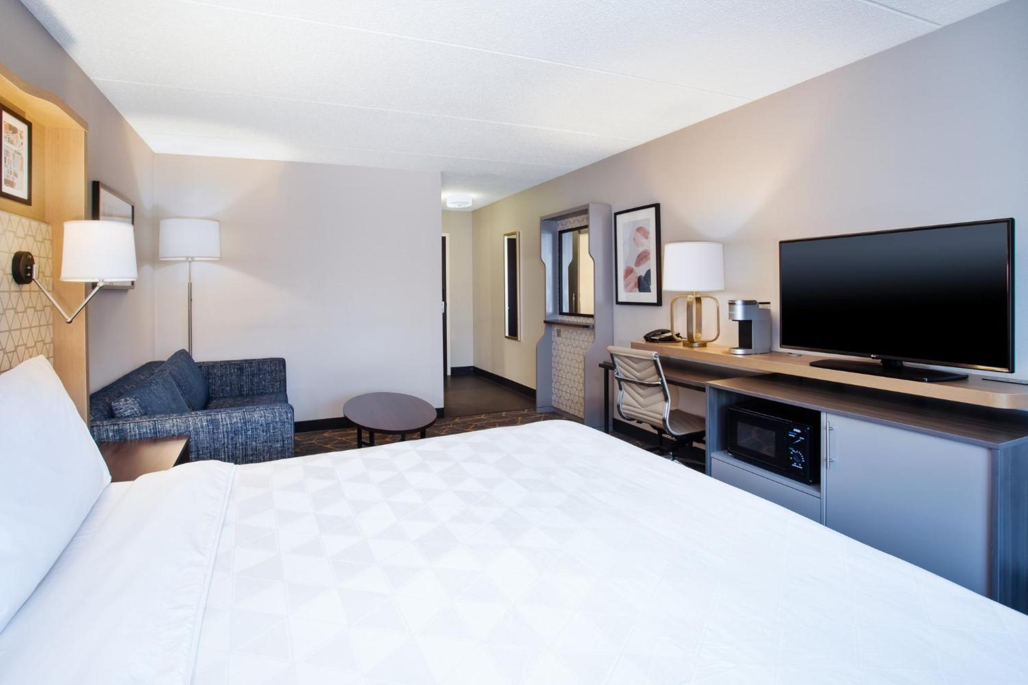 Standard King Room with Sofa Bed - Photo 3